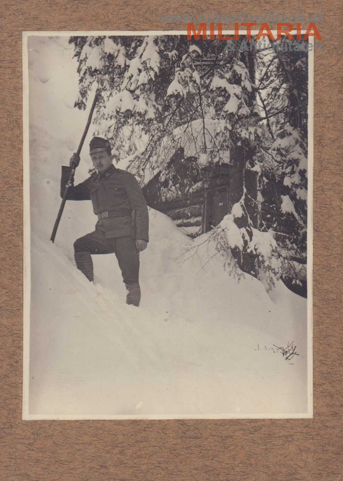 k.u.k Foto - Zugsführer mit Bergstock im Schnee