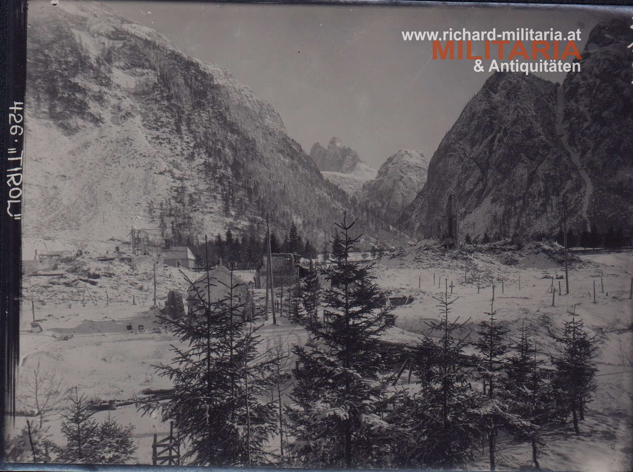 Foto "zerstörte Häuser am Fuße des Monte Piano"