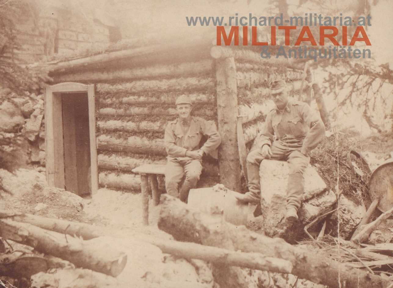 k.u.k Foto - zwei Soldaten vor einer Holzhütte in den Bergen