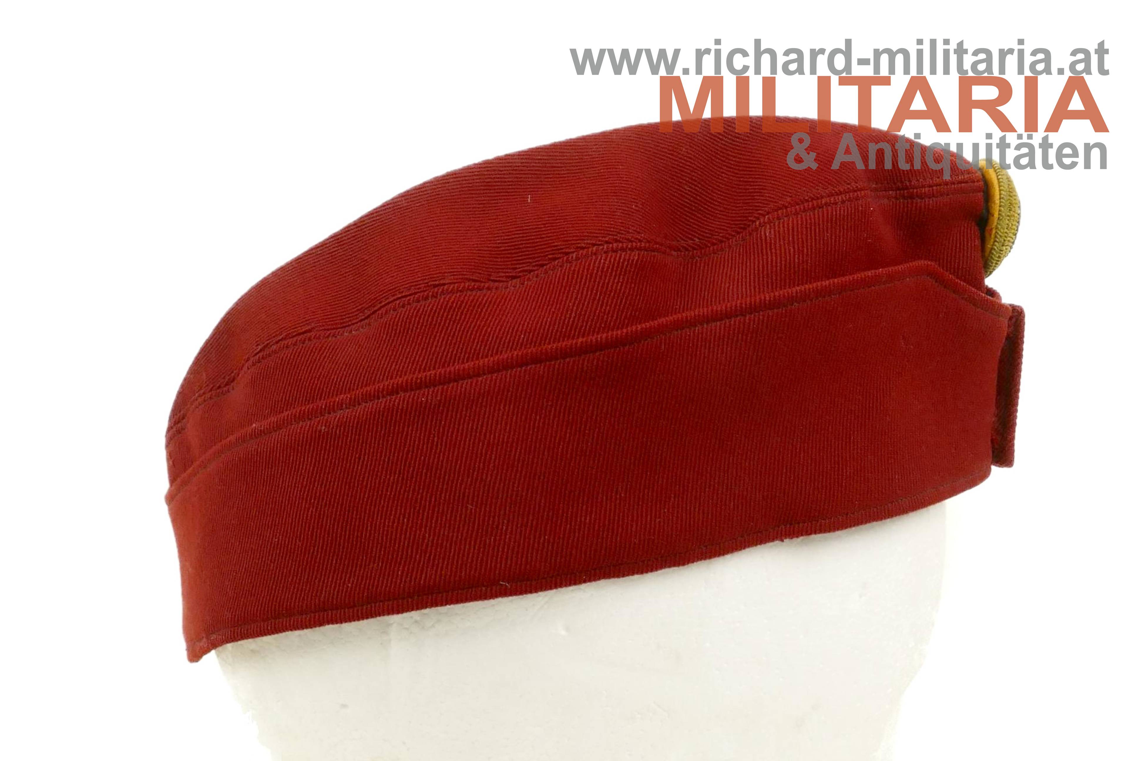 k.u.k. krapprote schirmlose Kavalleriekappe für Fähnriche - Lagerkappe
