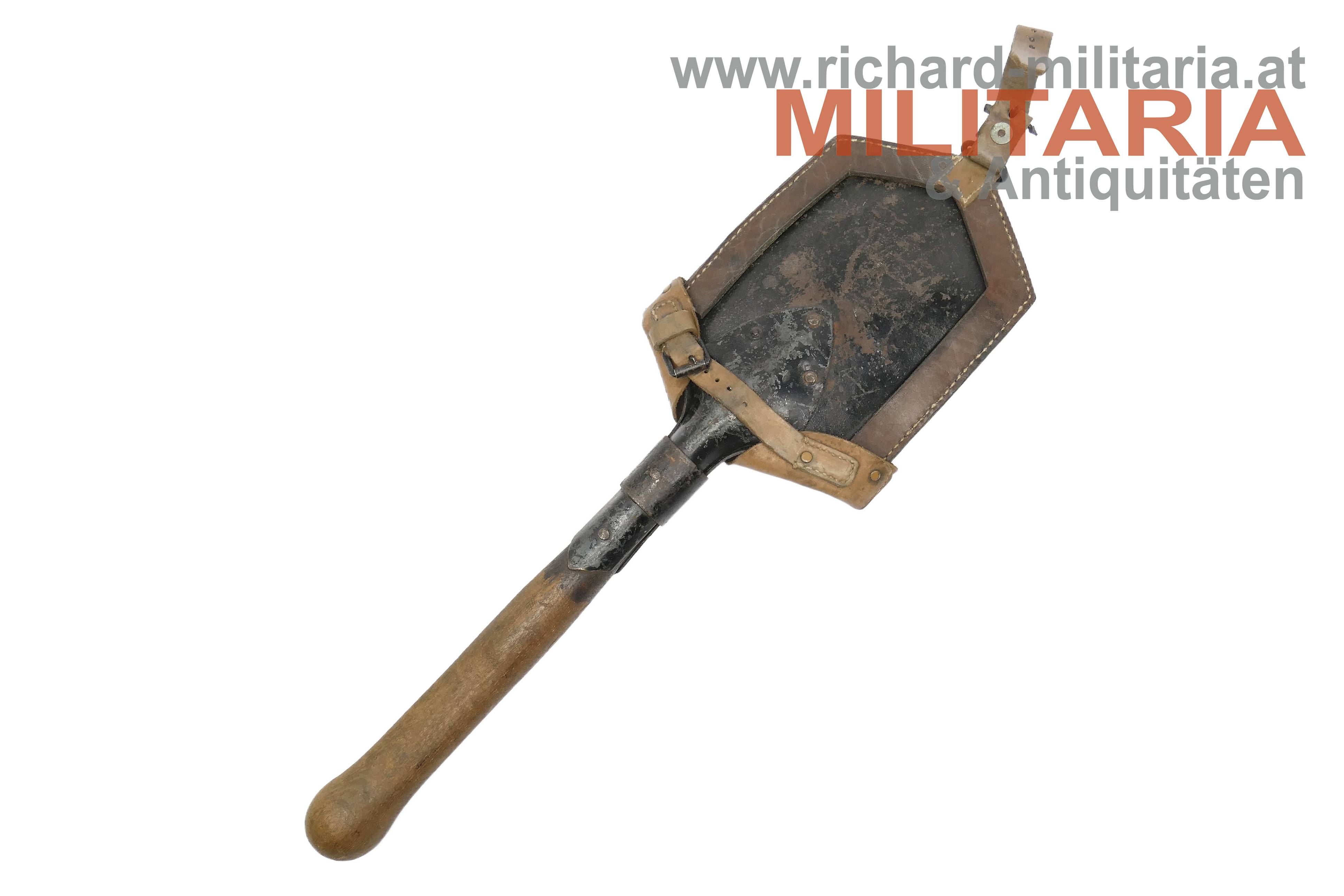 k.u.k. Feldspaten mit Lederfutteral - Monturdepot-Stempel