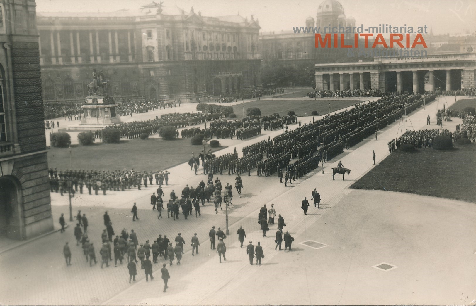 Foto Heldenplatz - Militärparade Bundesstaat