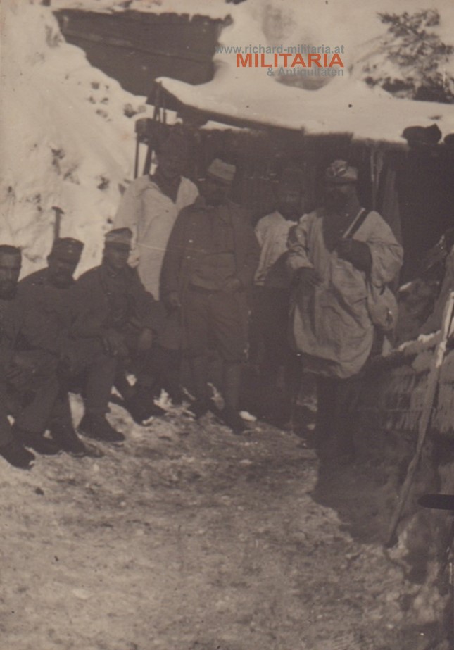 k.u.k. Foto "Soldaten mit Schneehemden im Winter vor einer Unterkunft" k.u.k. Foto "Soldaten mit Schneehemden im Winter vor einer Unterkunft"