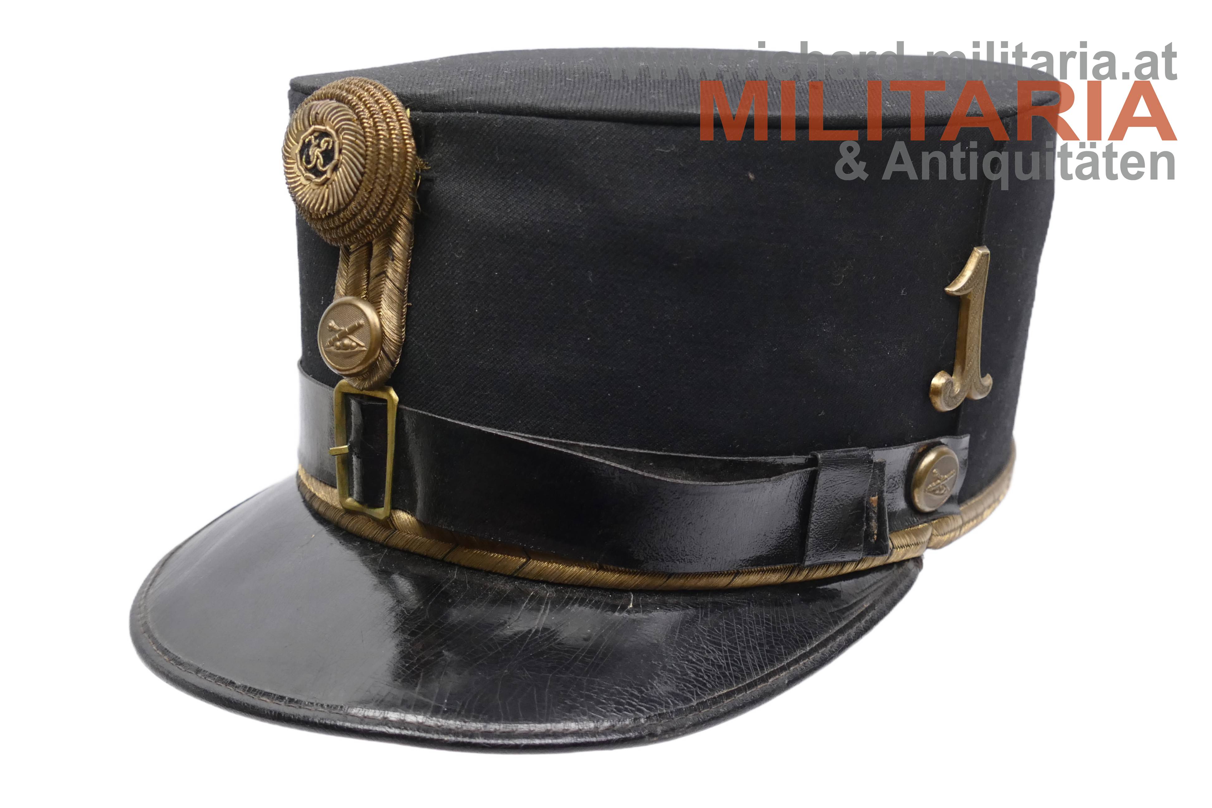 k.u.k. schwarze steife Kappe für Offiziere - Artillerie - Regiment-Nr. 1