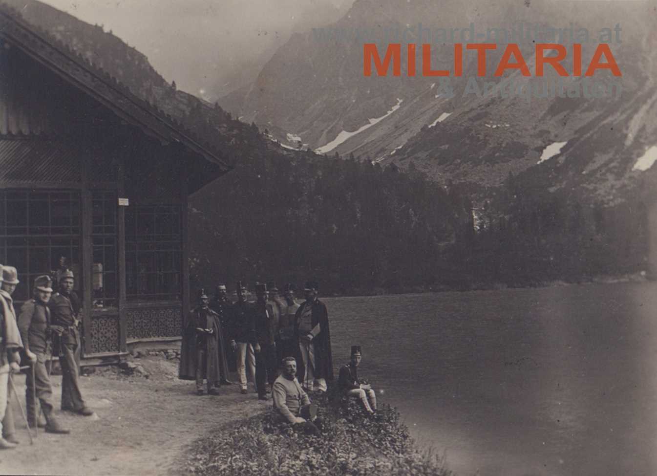 k.u.k. Foto - Soldaten vor Hütte an einem Bergsee