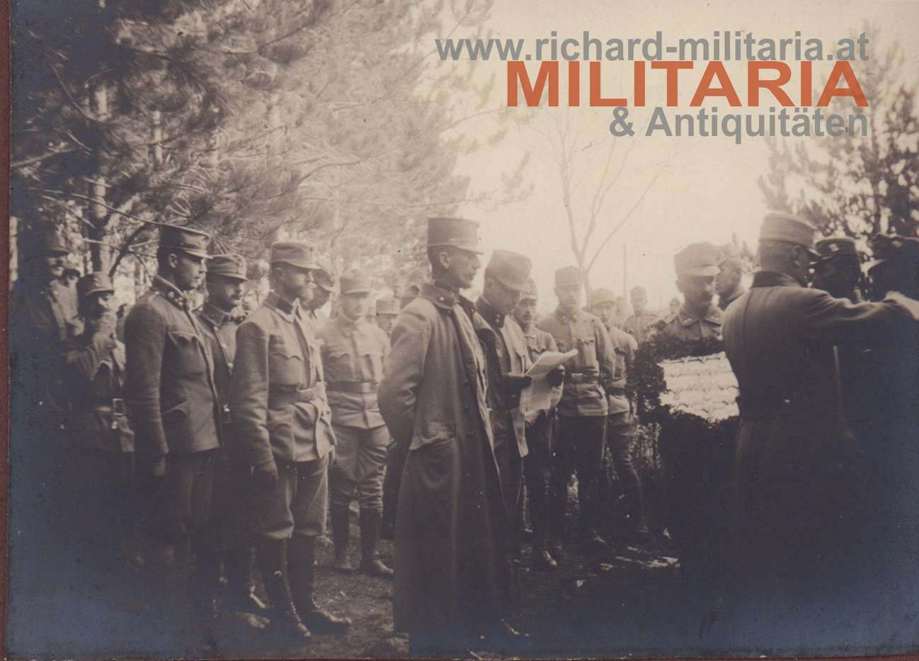 k.u.k. LIR 2 - Rgt. Komdt Obstl. Hirsch Leop. dekoriert die Helden nach der Feldmesse am 8. / 11. 1916