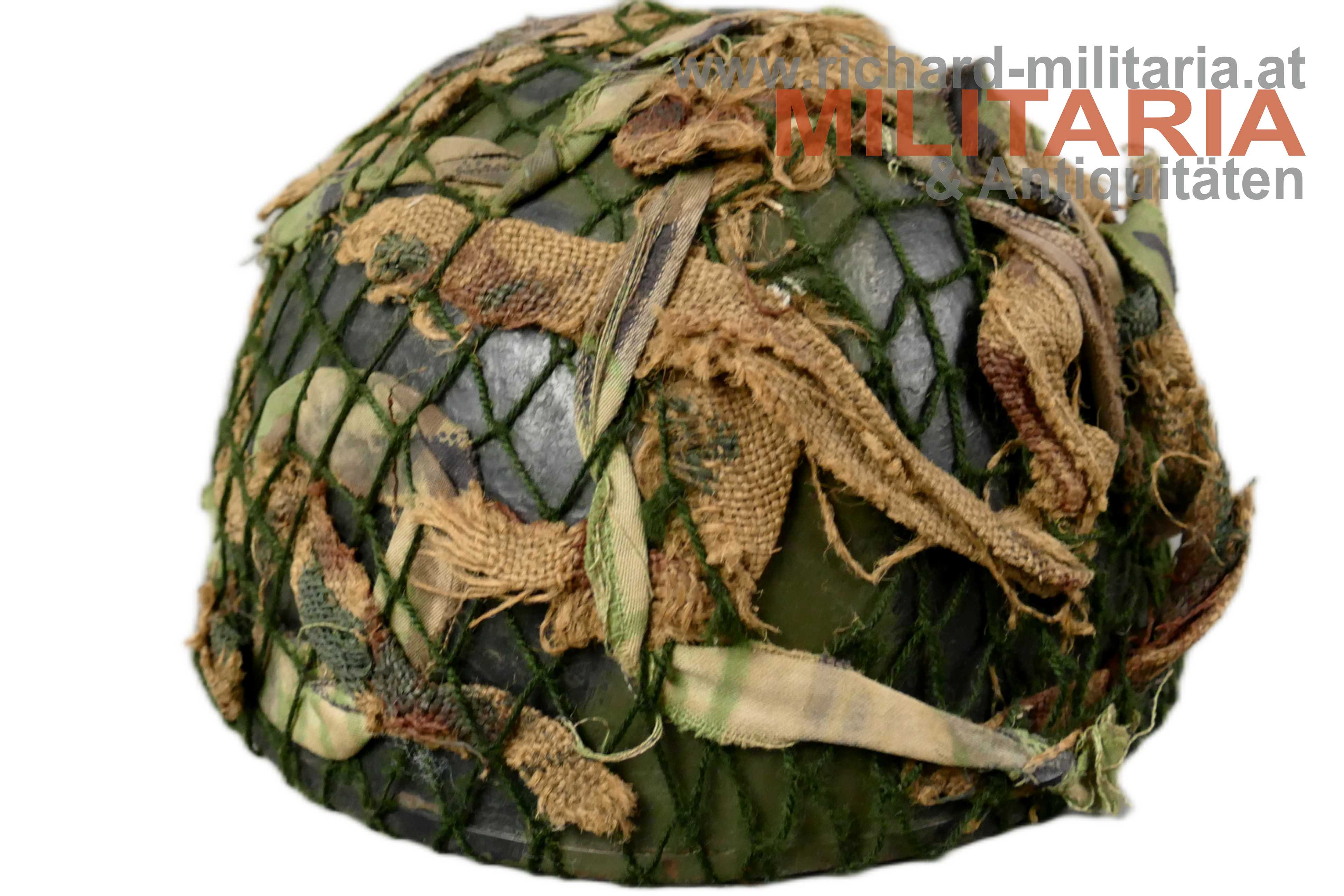 Britischer Stahlhelm mit Tarnnetz 