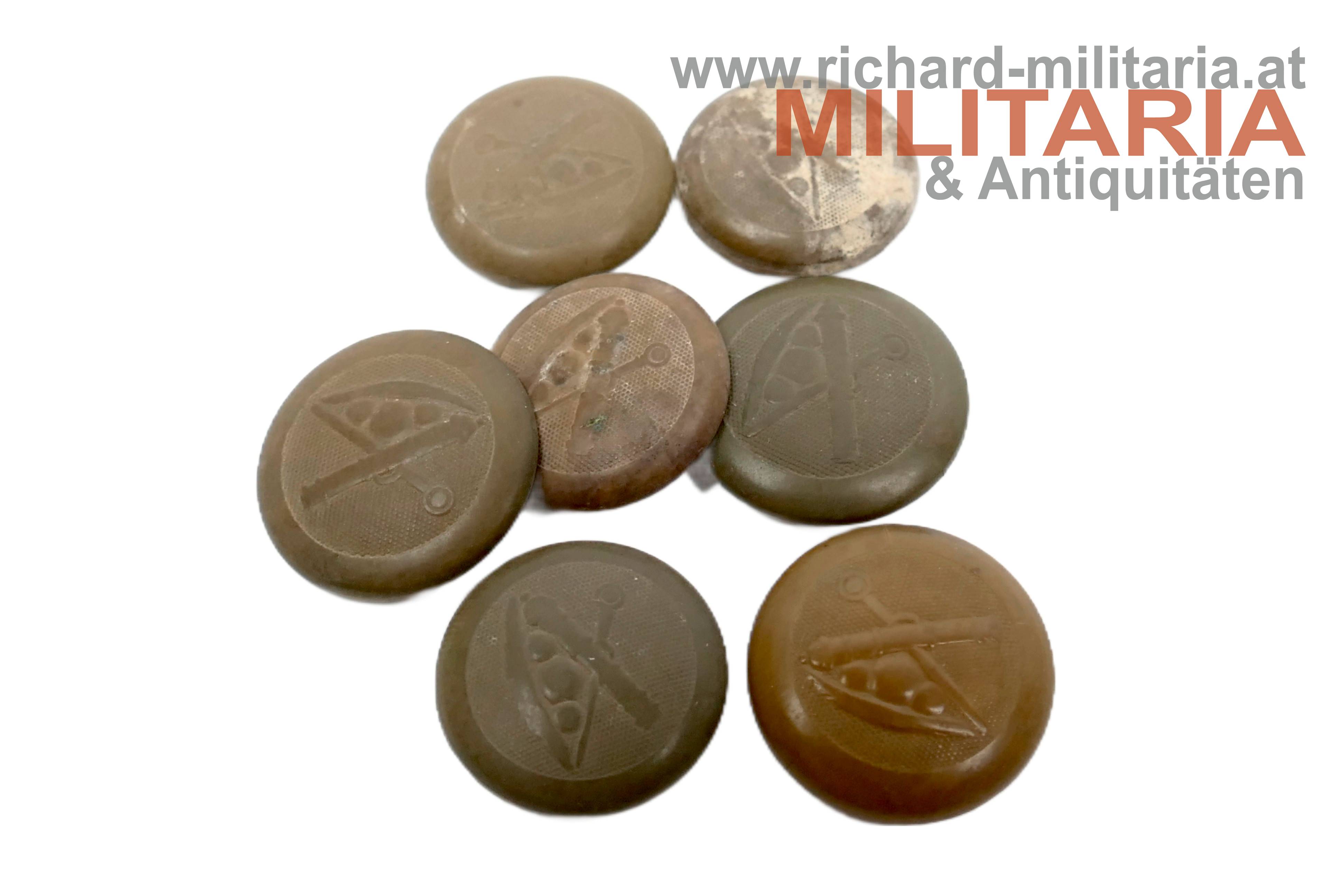 k.u.k. Artillerieknöpfe / Kunststoff / Steinnuss