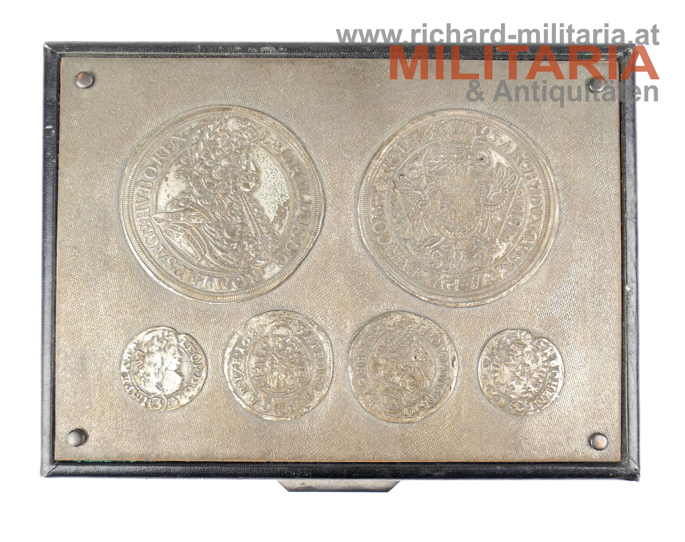 Holzschatulle mit Münzauflagen des Mittelalters 