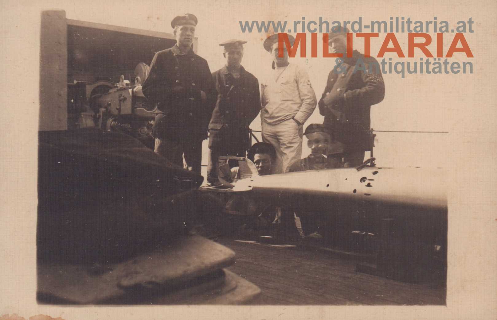 k.u.k. Matrosen mit Torpedo auf der SMS Helgoland