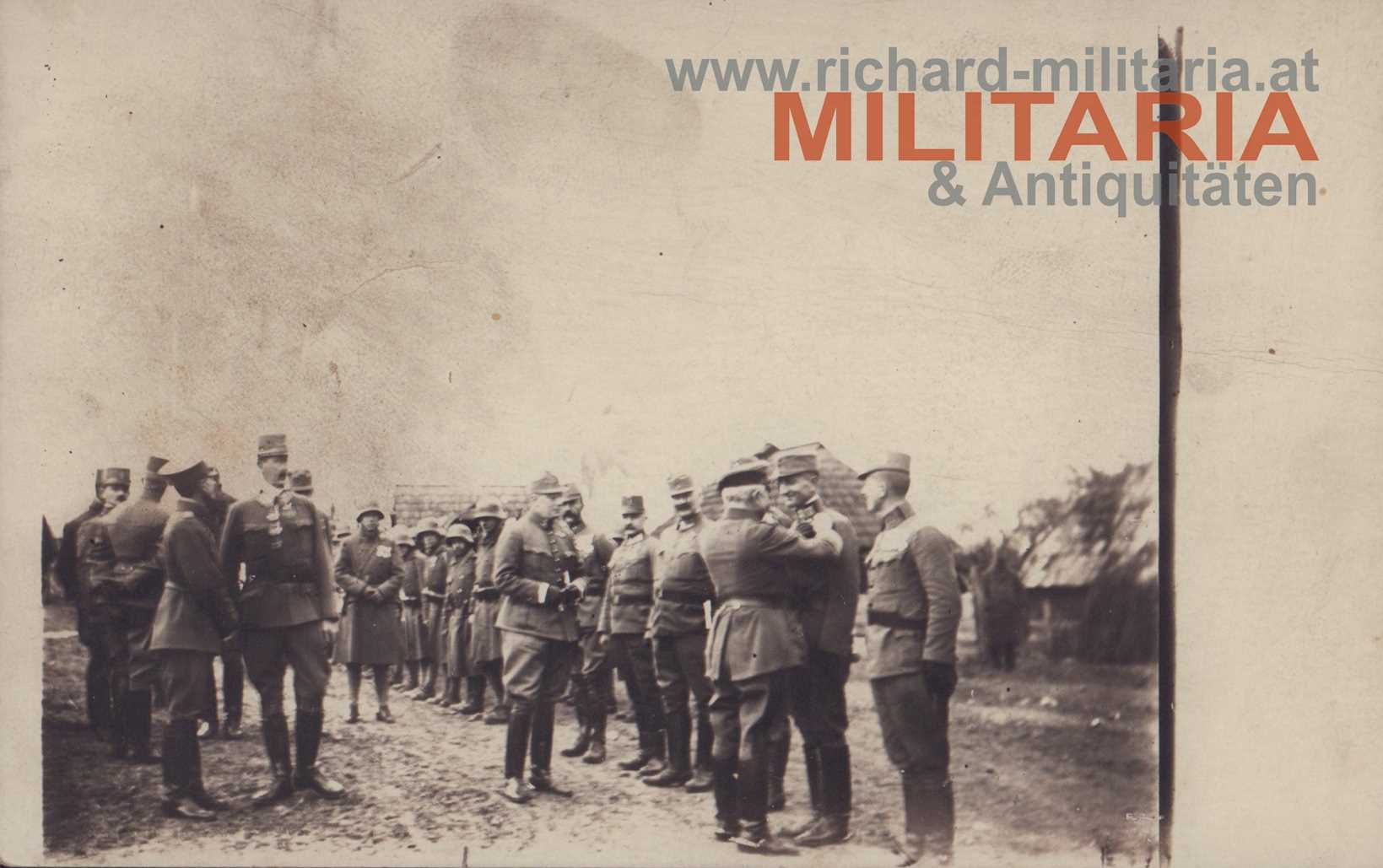Deutscher General v. Litzmann dekoriert Oberstlt. Uncel (??) mit dem E.K.2