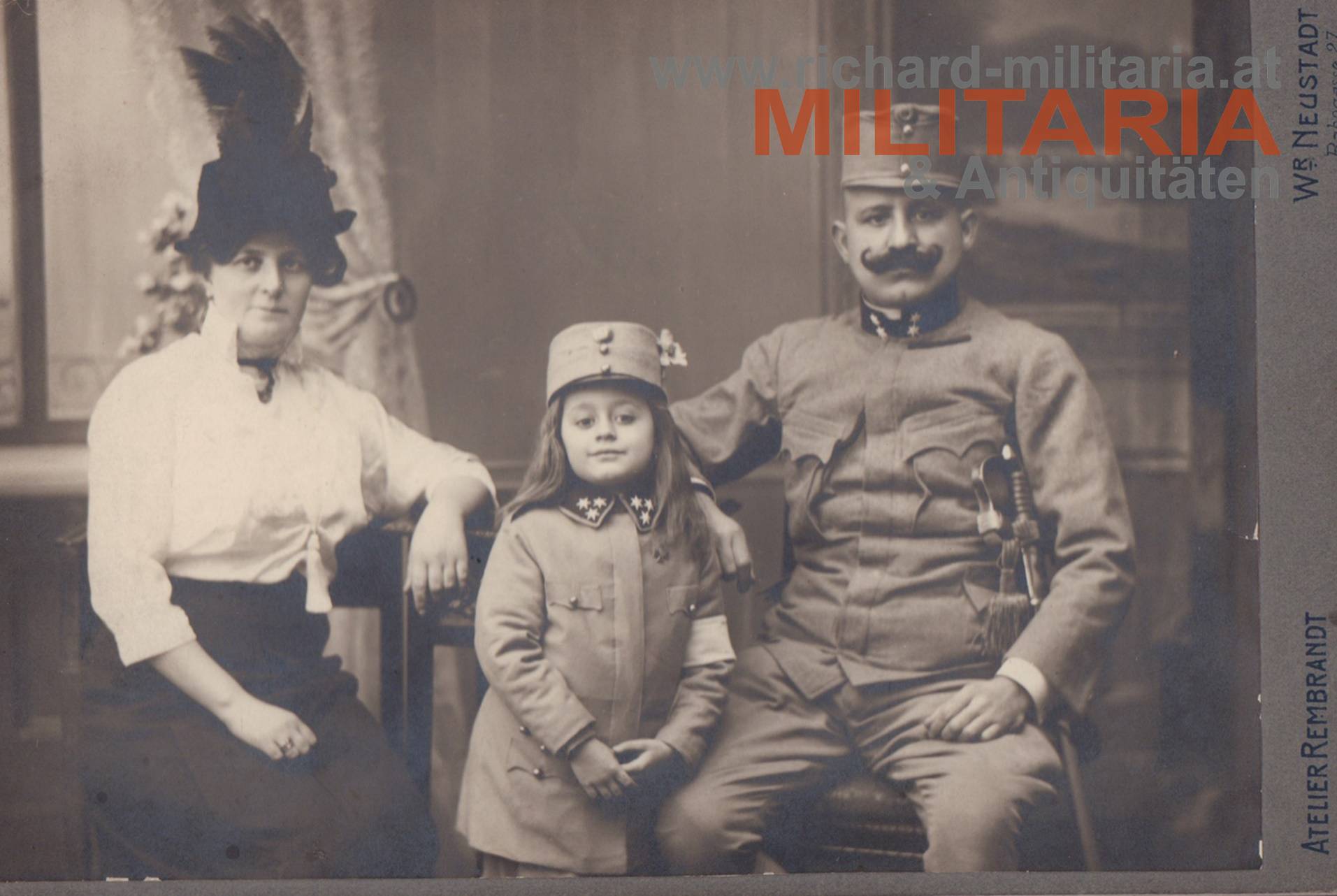 k.u.k. Hartkartonfoto - Infanterie-Oberleutnant mit Frau und Kind in Uniform