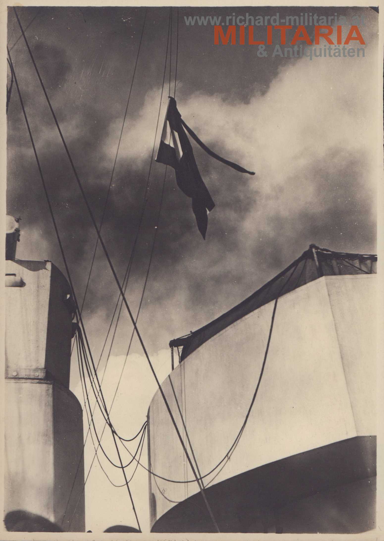 k.u.k Foto - Schiffsaufbau mit Marine-Flagge