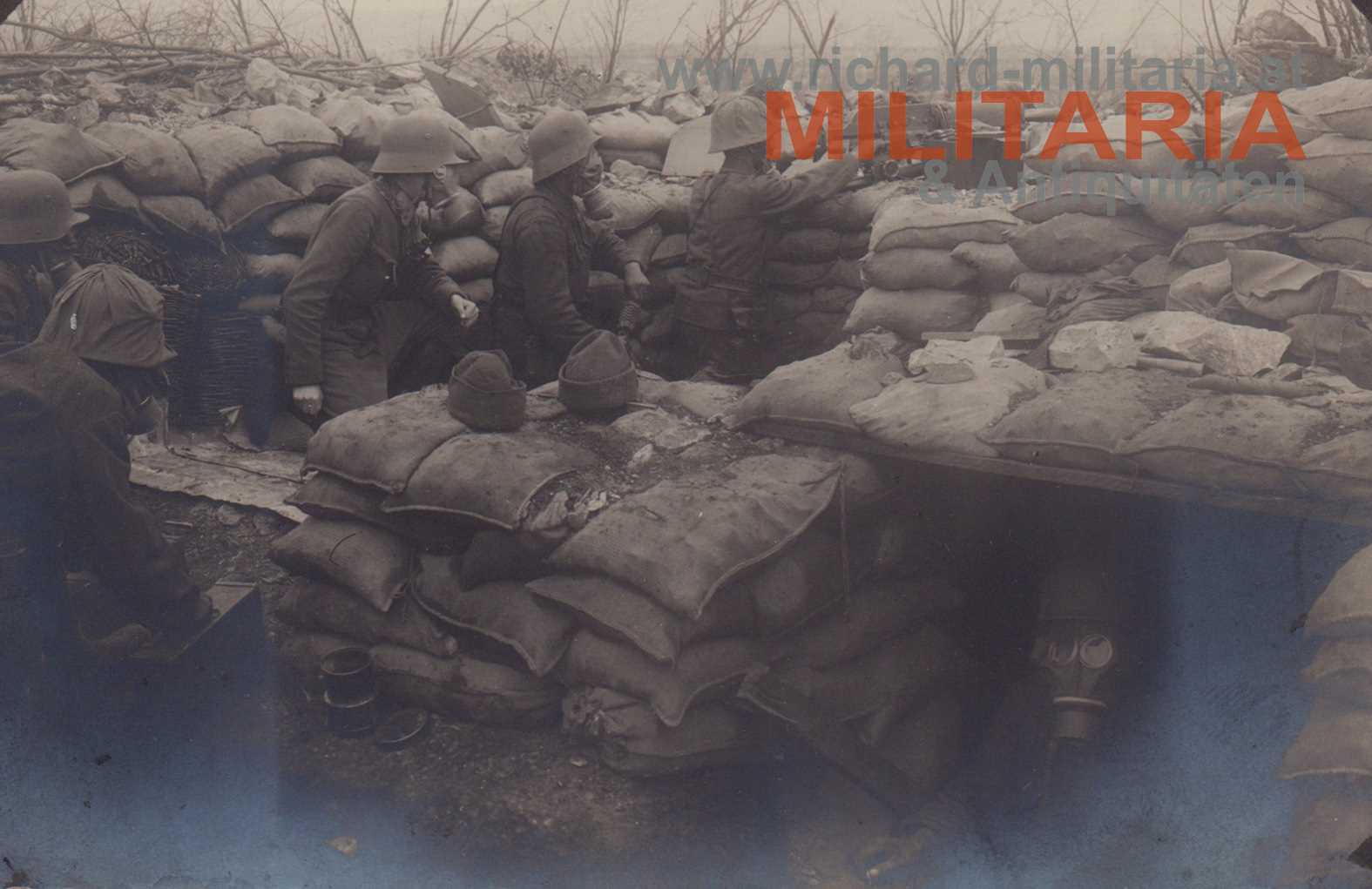 Foto - k.u.k. Schützengraben MG + Stahlhelm mit Überzug + Gasmaske