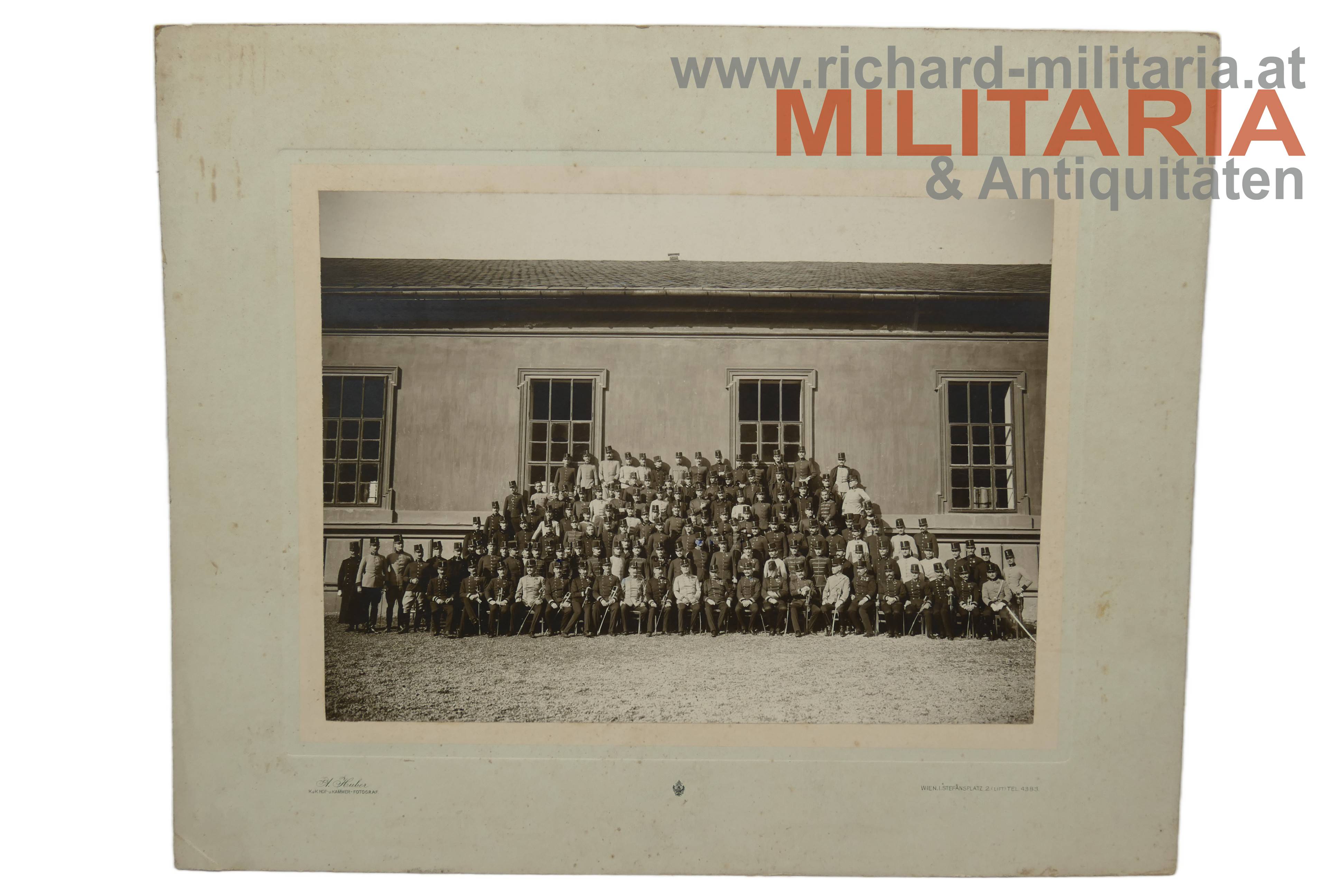 k.u.k. Gruppenfoto vor einer Kaserne