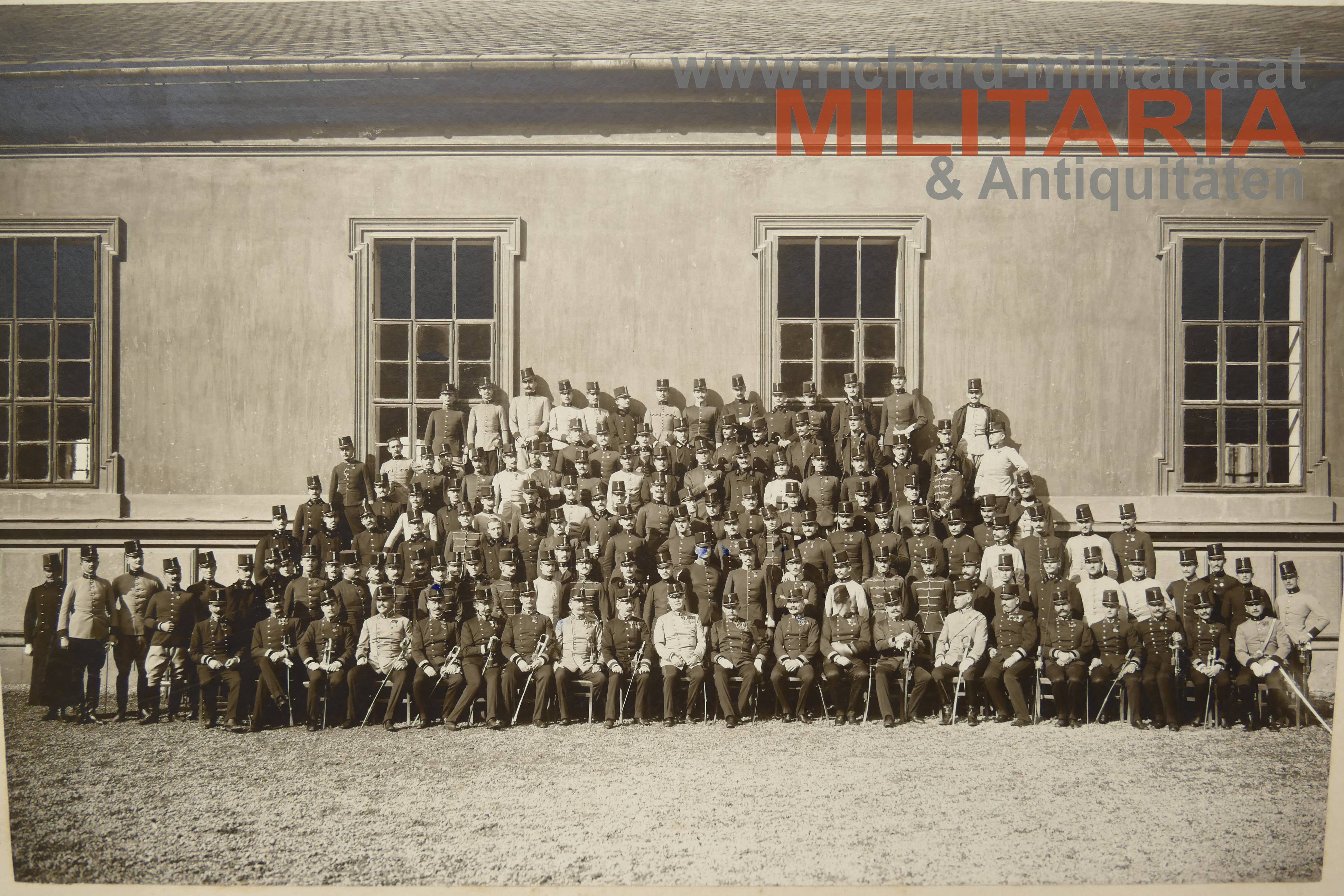 k.u.k. Gruppenfoto vor einer Kaserne