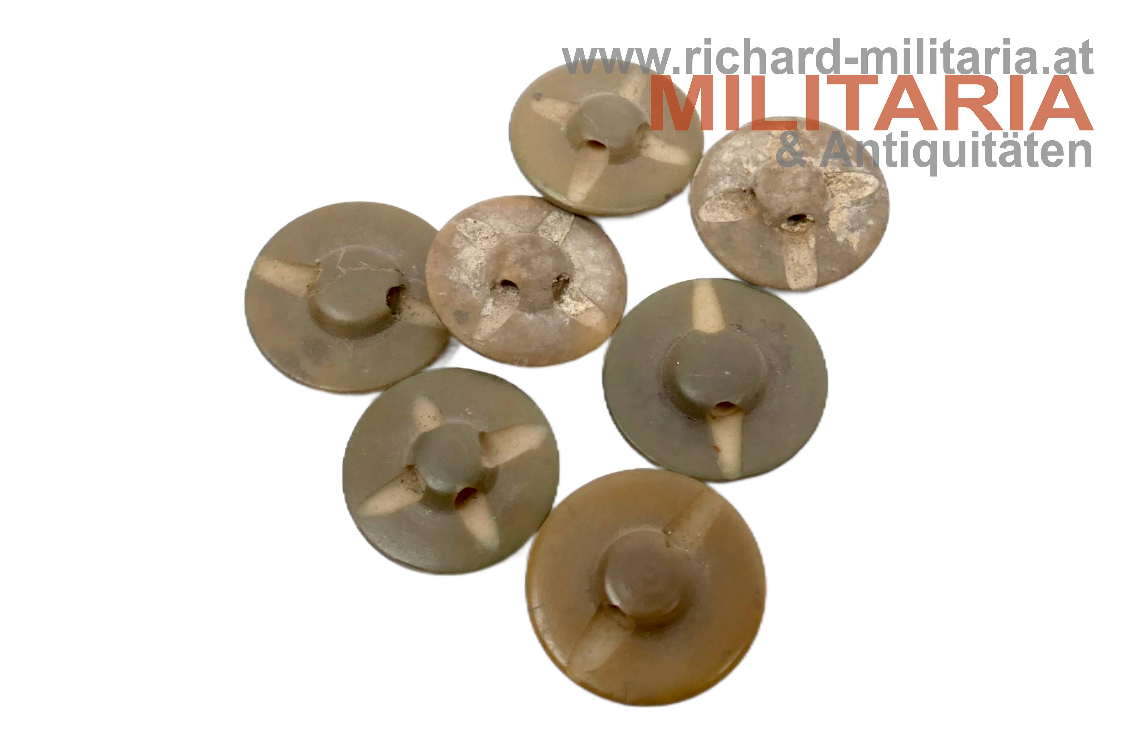 k.u.k. Artillerieknöpfe / Kunststoff / Steinnuss