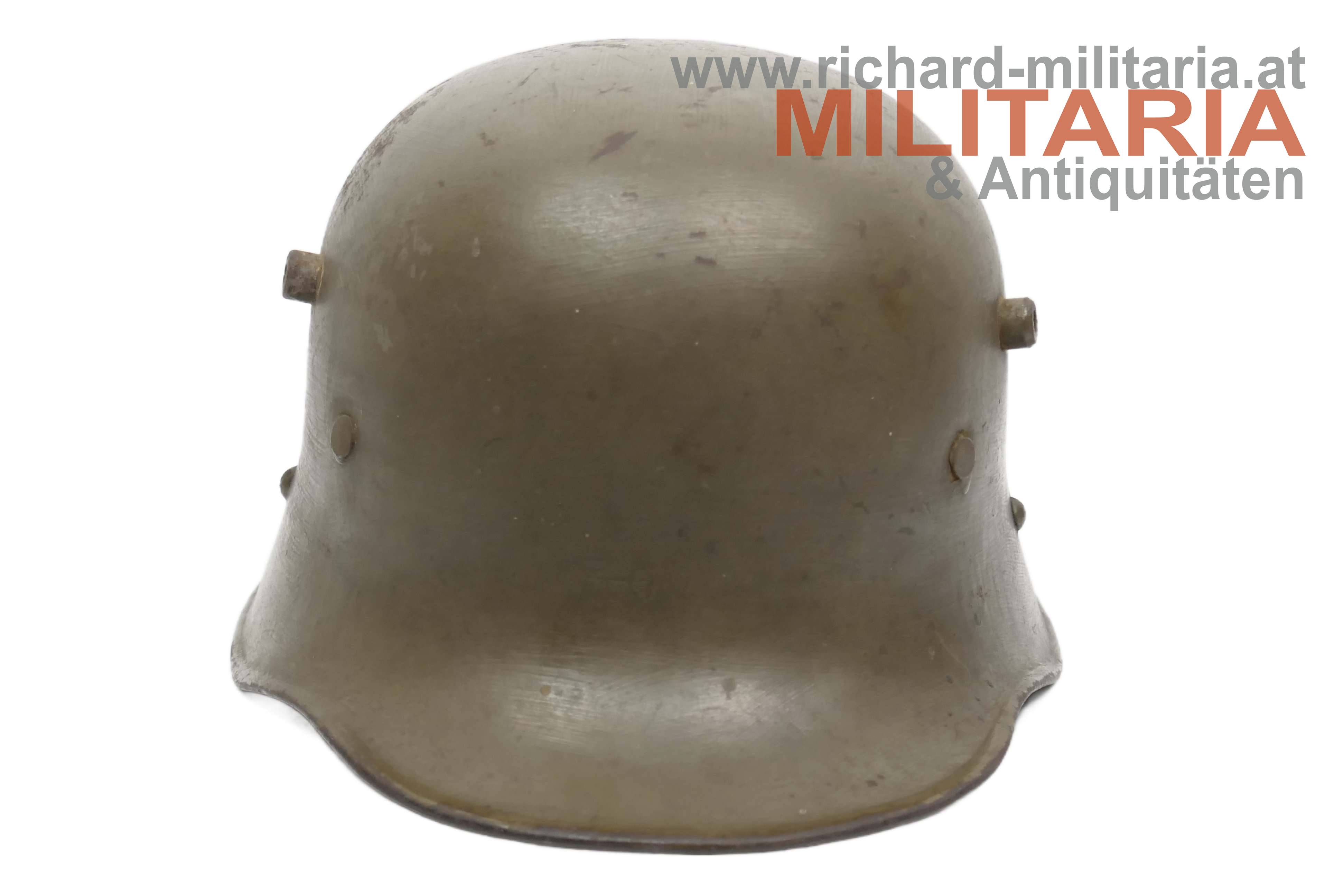 Österreich - Stahlhelm M17 - feldgrau überstrichen mit Nachkriegsverwendung
