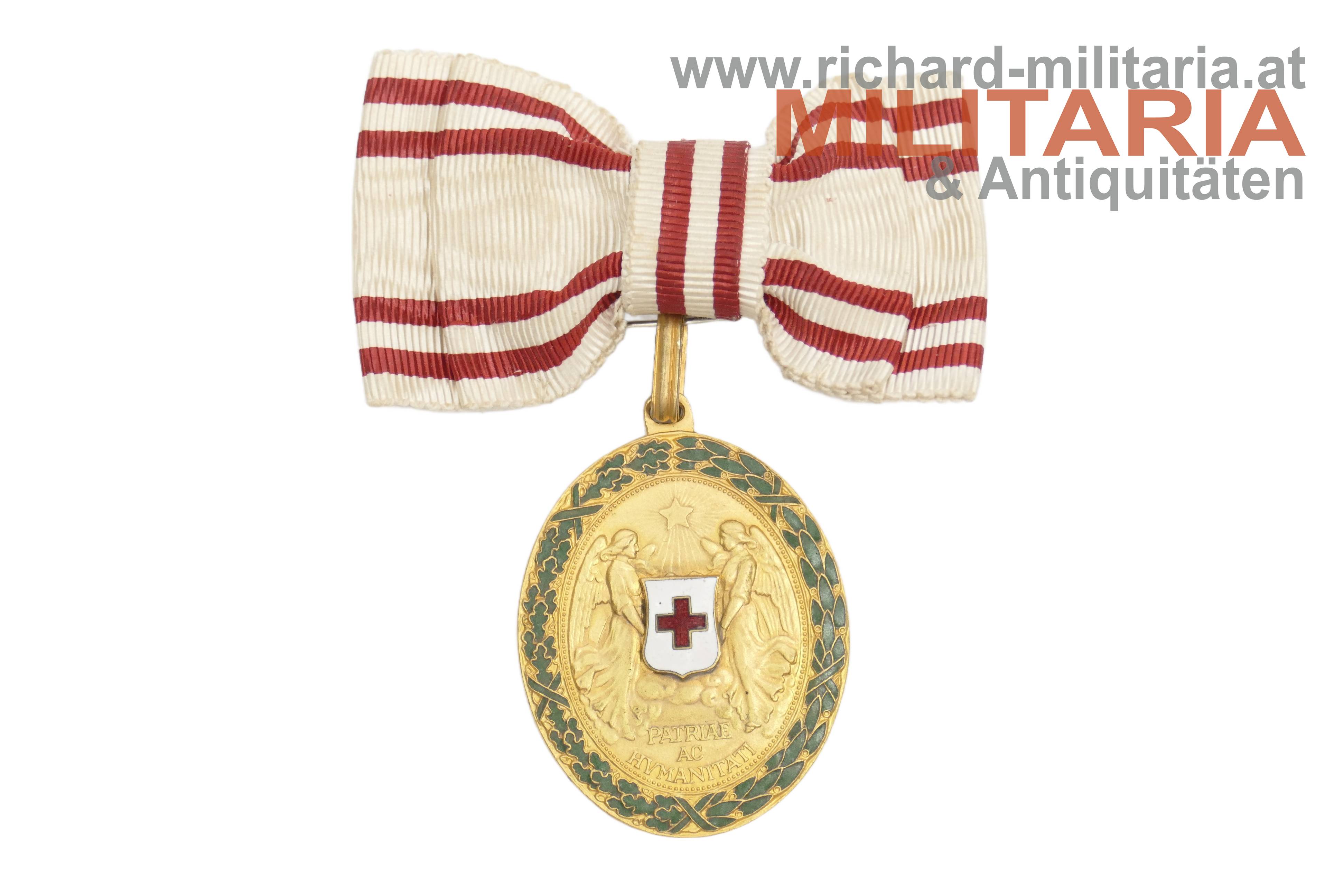 Rotes Kreuz - Bronzene Ehrenmedaille mit Kriegsdekoration und Damenmasche