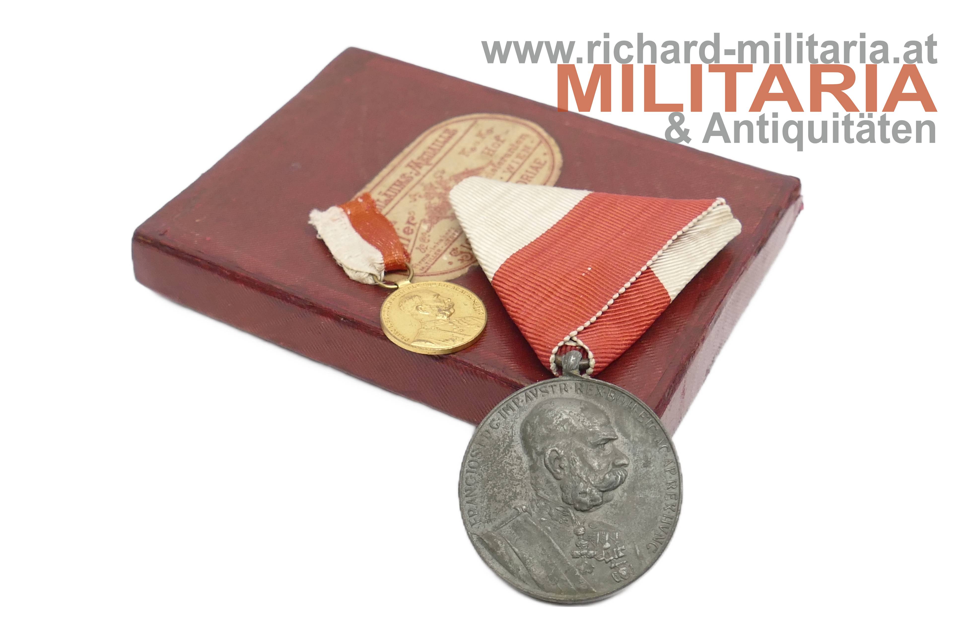 k.u.k. Bronzene Jubiläums-Erinnerungsmedaille im Etui - Kriegsmetall - Tiller