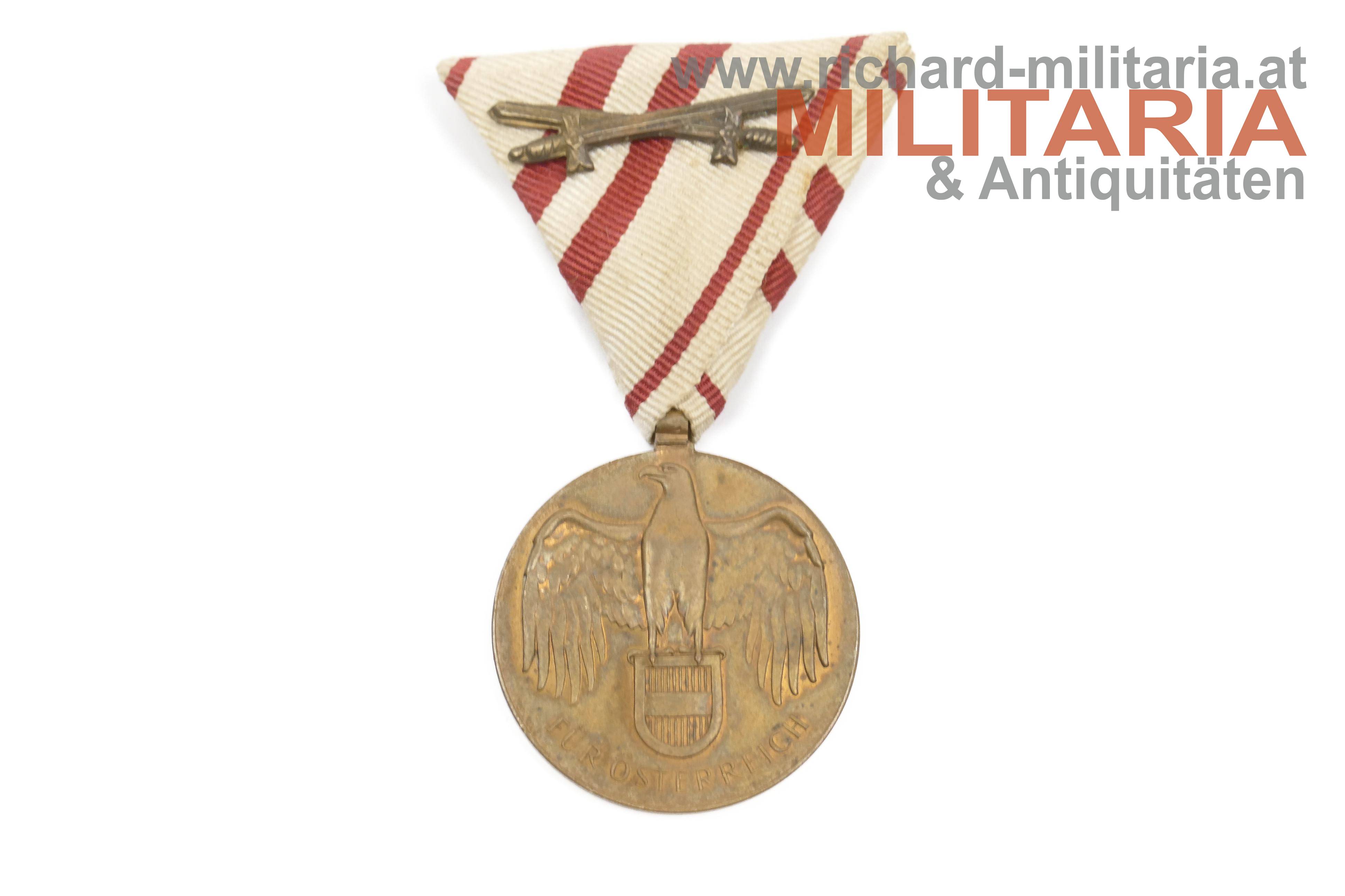 Österreich - Weltkriegserinnerungsmedaille mit Schwertern