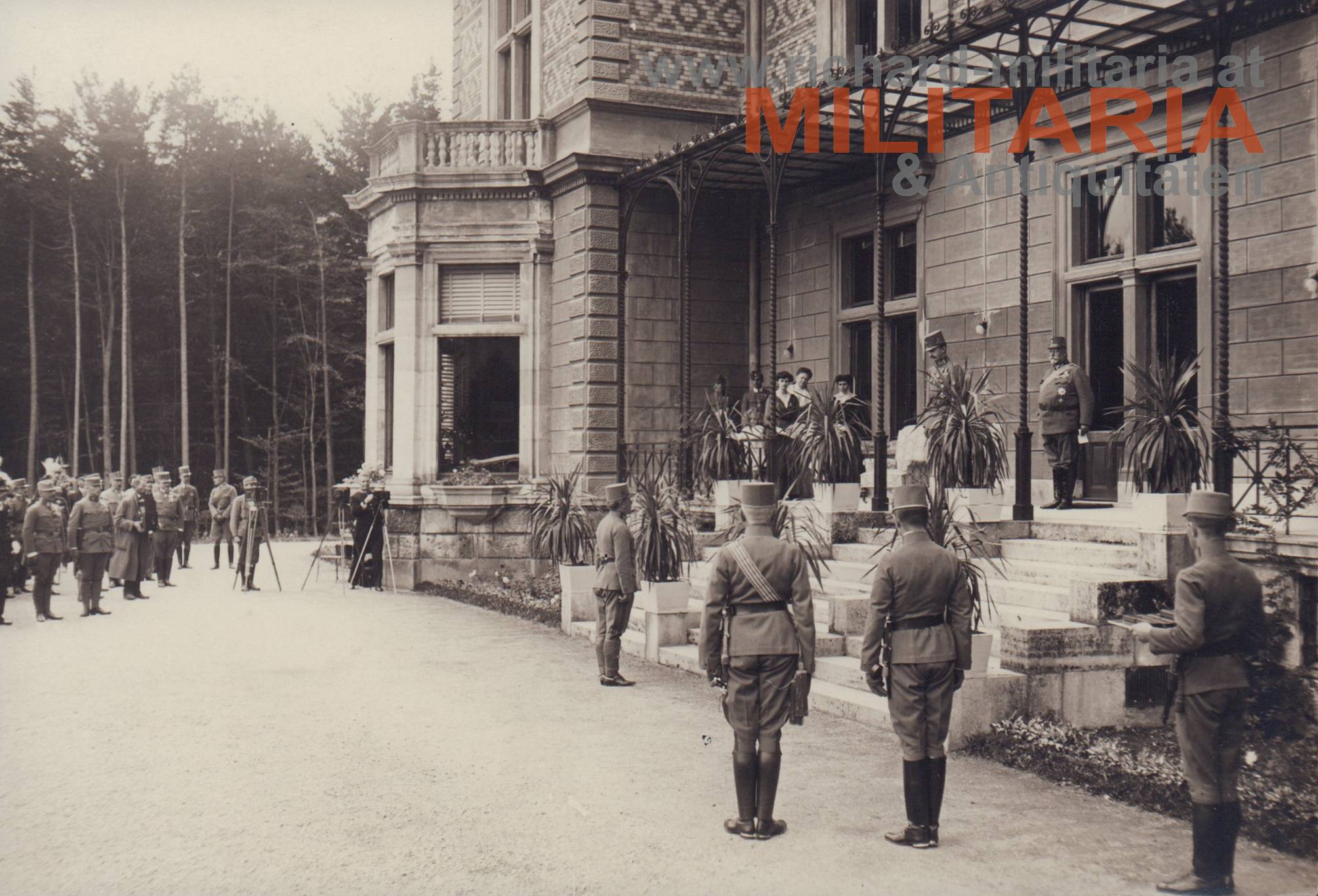 k.u.k. Foto - Verleihung Kommandeurkreuz d. MMTO an FM Kövess durch Kaiser Karl
