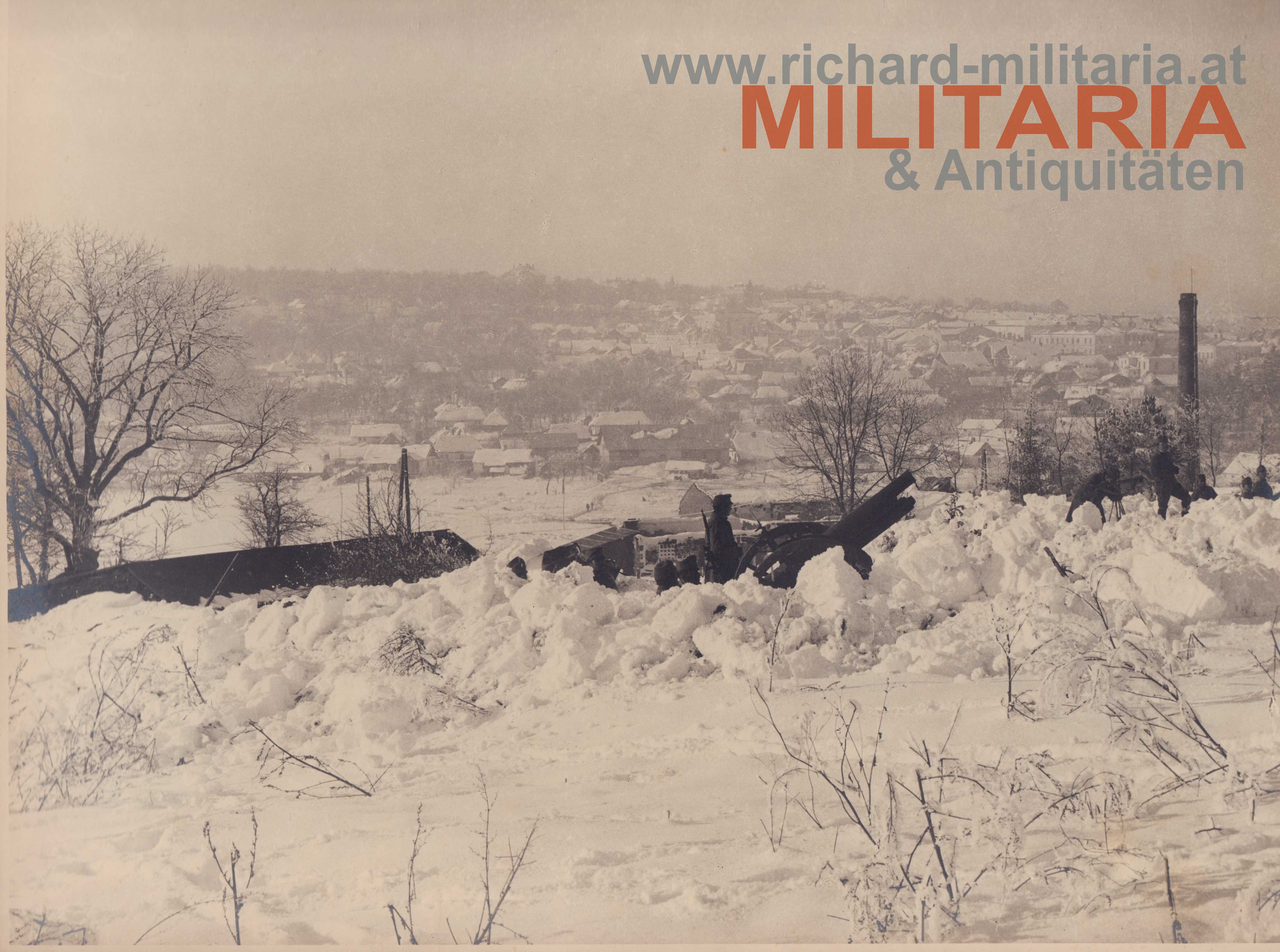 k.u.k Foto - Soldaten mit Kanone im Schnee vor einer Stadt