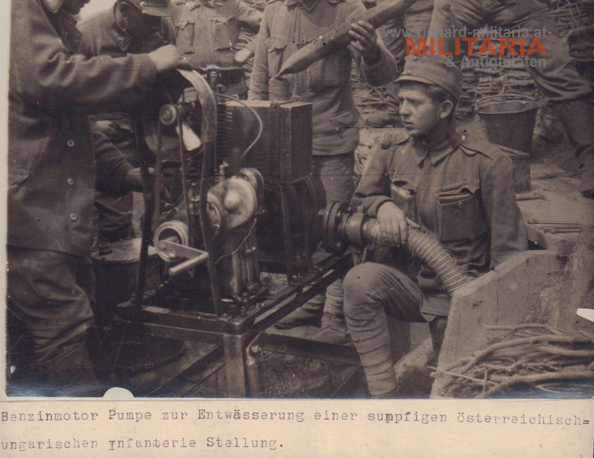 "Benzinmotor Pumpe zur Entwässerung einer sumpfigen österreichisch-ungarischen Infanterie-Stellung"