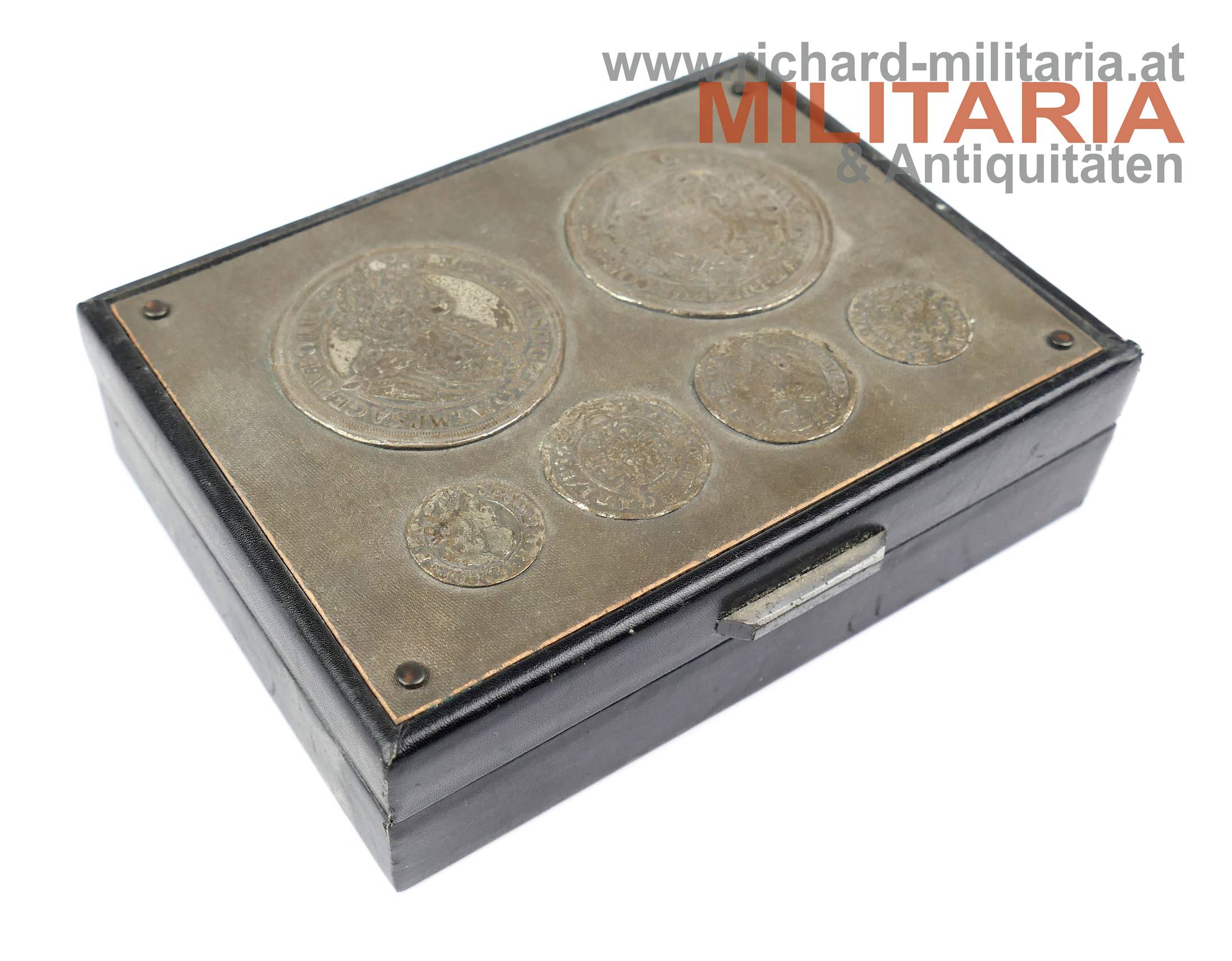 Holzschatulle mit Münzauflagen des Mittelalters 