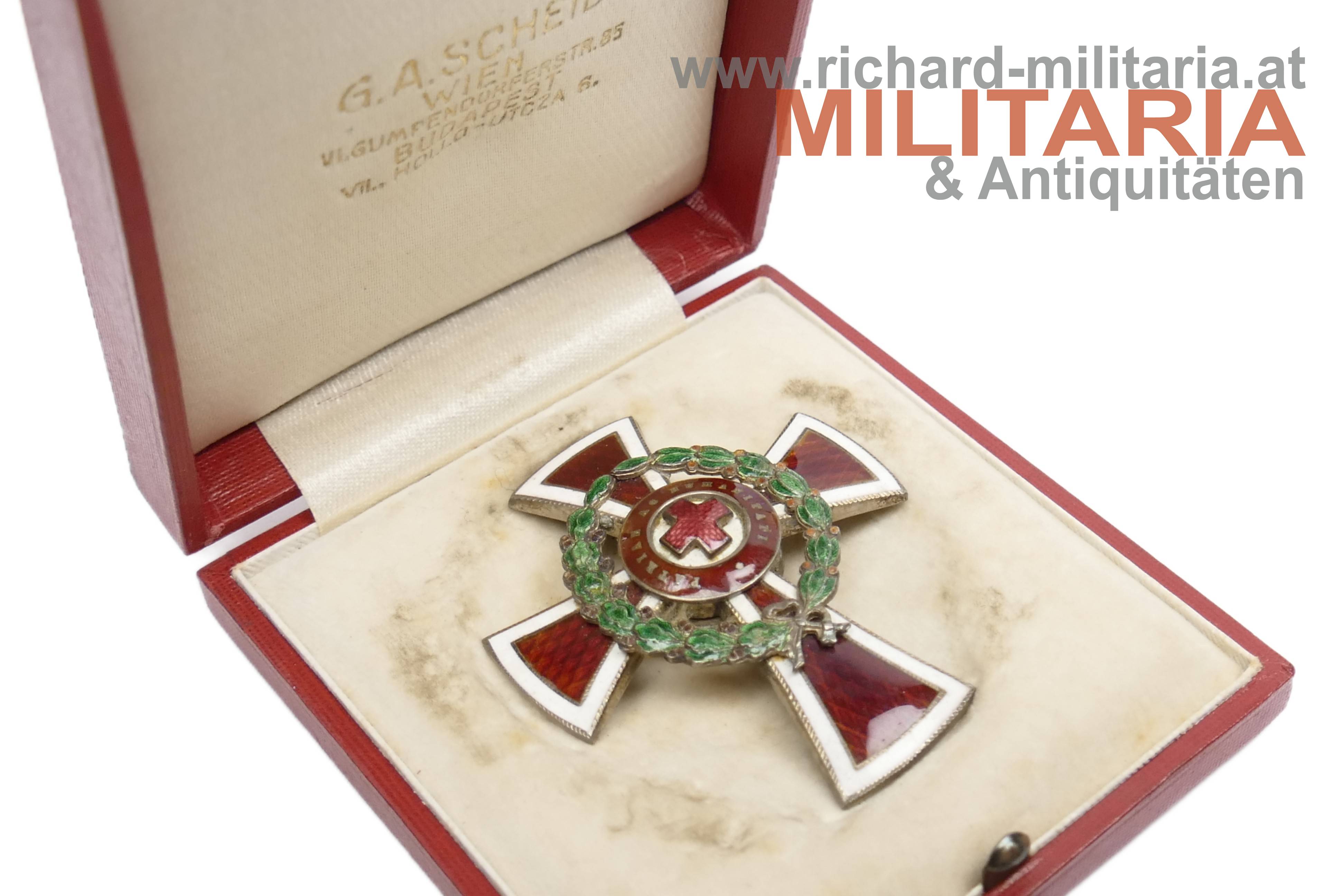 Rotes Kreuz - Offizierskreuz mit Kriegsdekoration im Etui