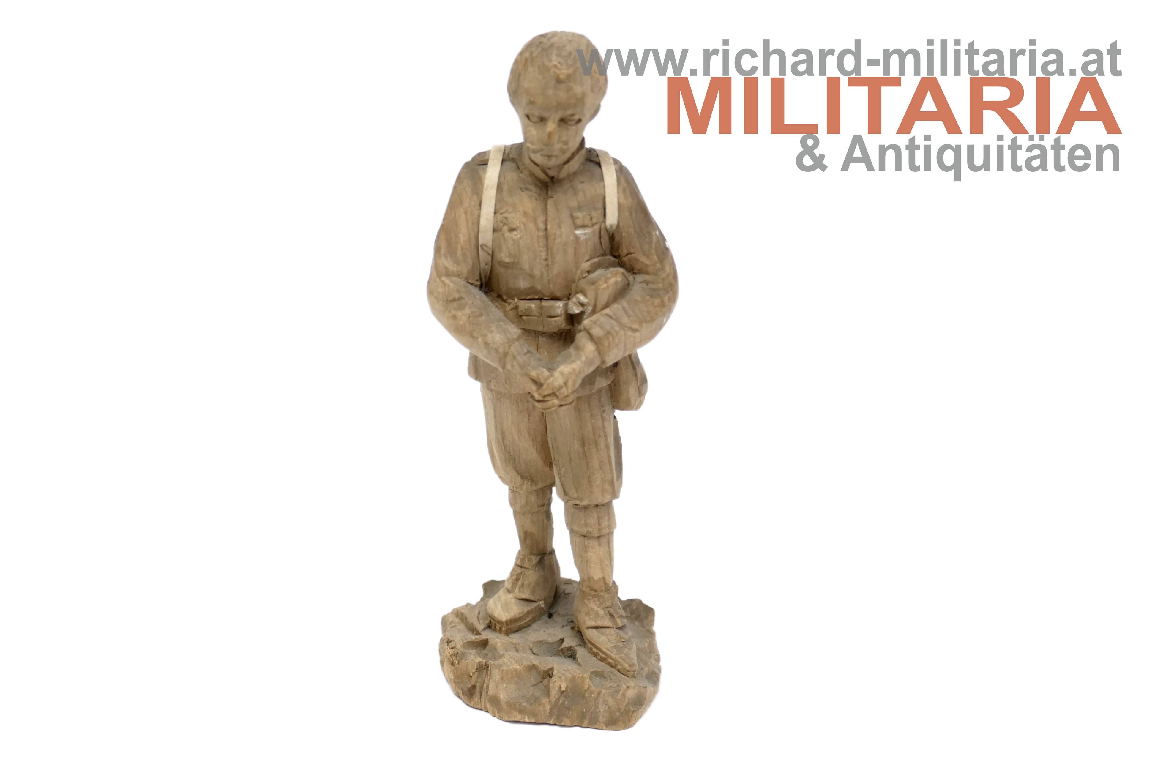 k.u.k. Holzfigur - betender Soldat
