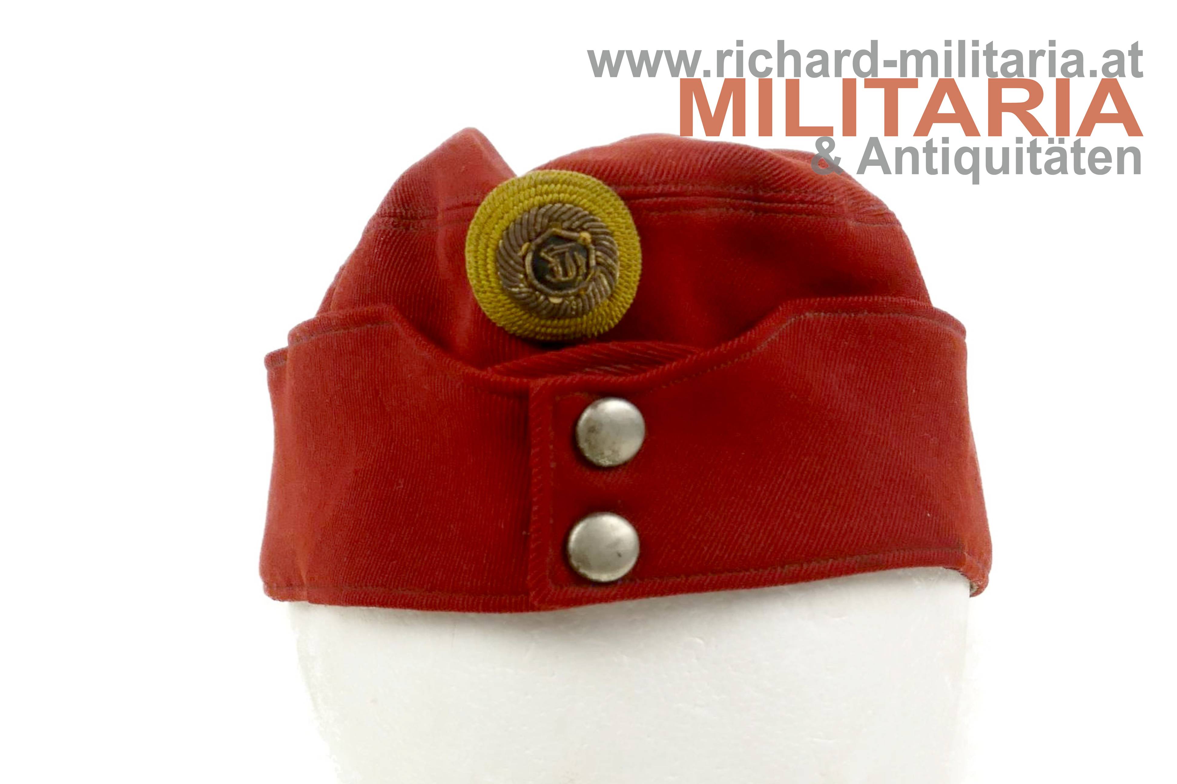 k.u.k. krapprote schirmlose Kavalleriekappe für Fähnriche - Lagerkappe