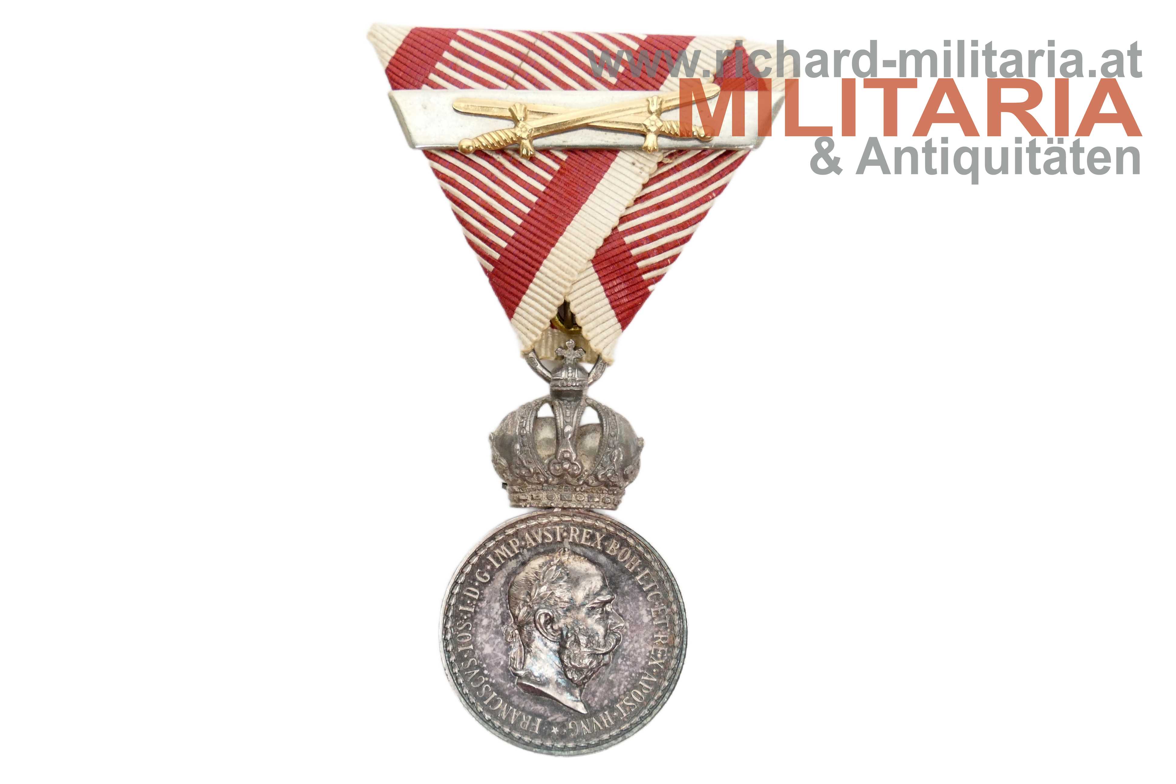 k.u.k. Silbernes Signum Laudis FJ1 mit WH-Spange u. Schw. im Etui