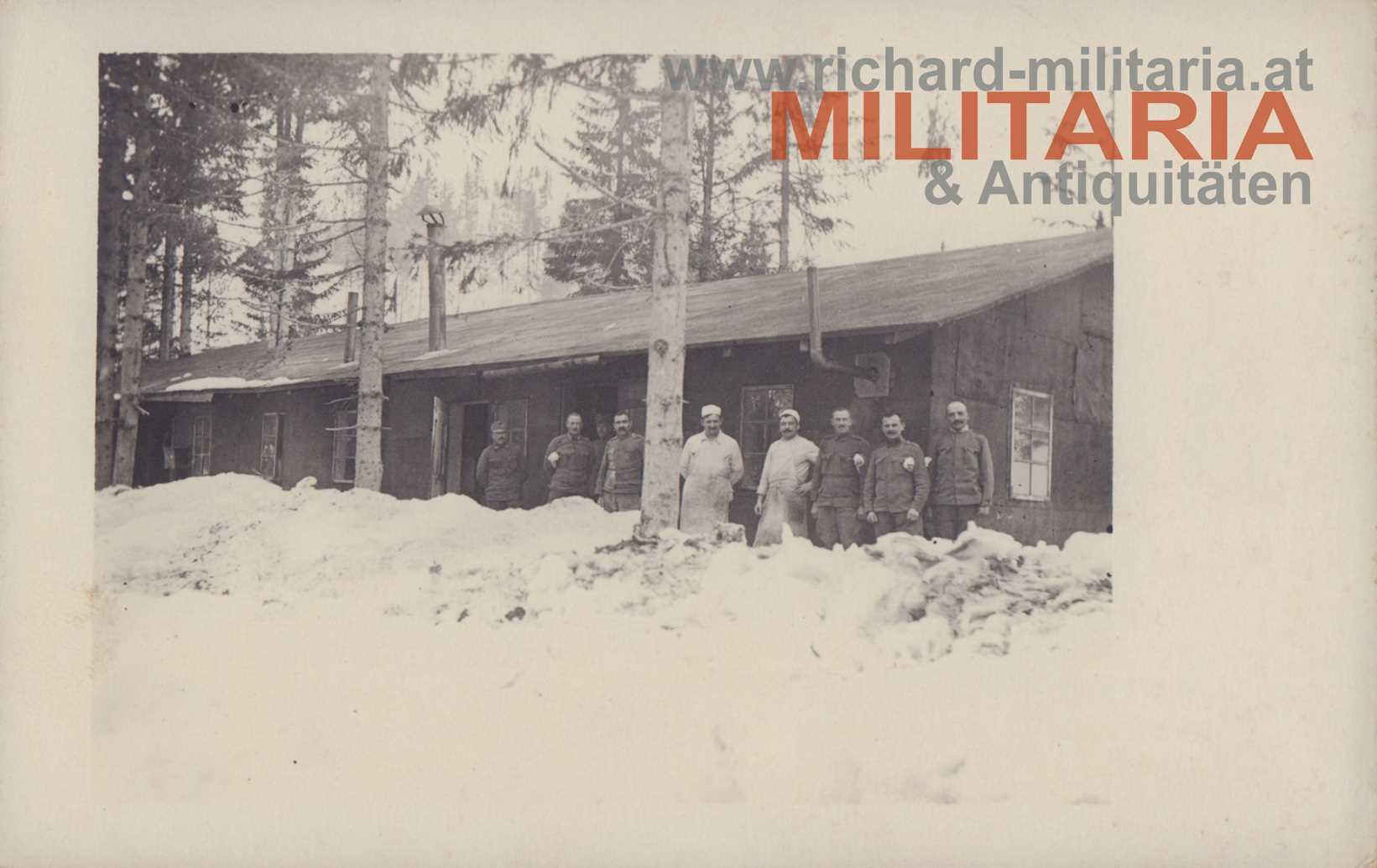 k.u.k Foto - Soldaten vor Hütte im Schnee