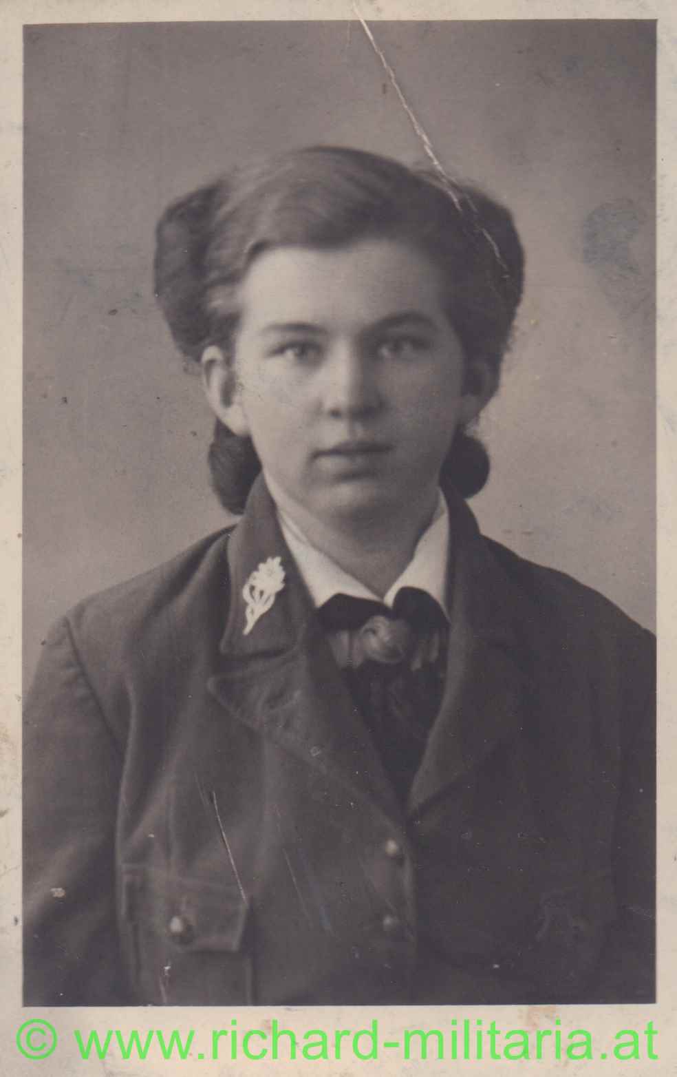 BDM Foto - in Uniform mit EDELWEISS | M66755 BDM Foto - in Uniform mit EDELWEISS | M66755