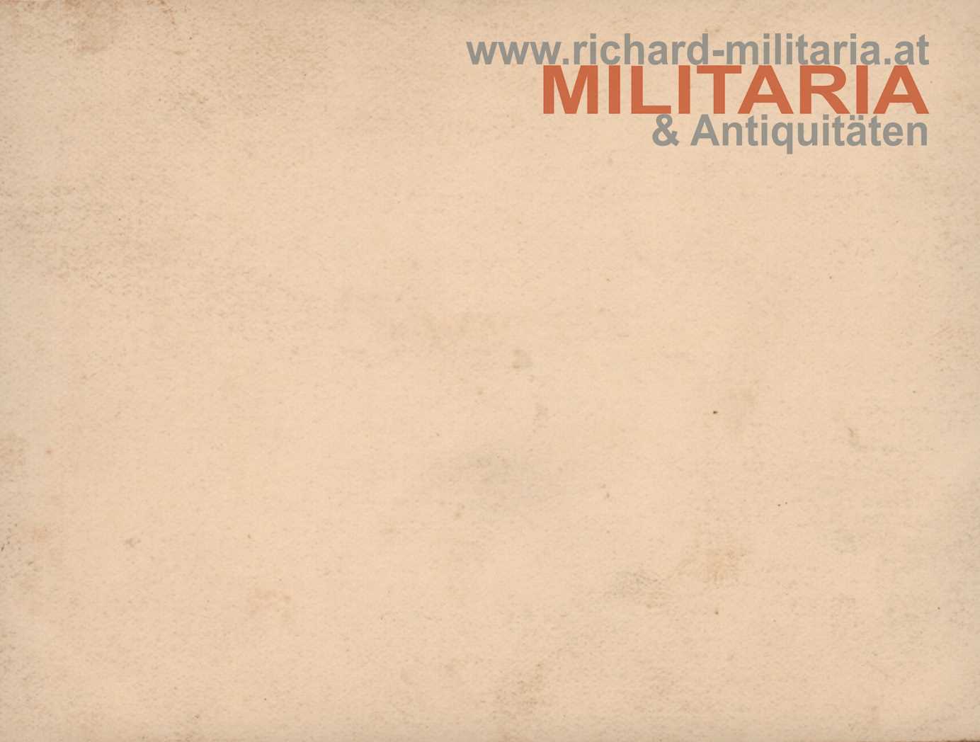 k.u.k. Foto - Feldkurat mit Soldaten vor Lager