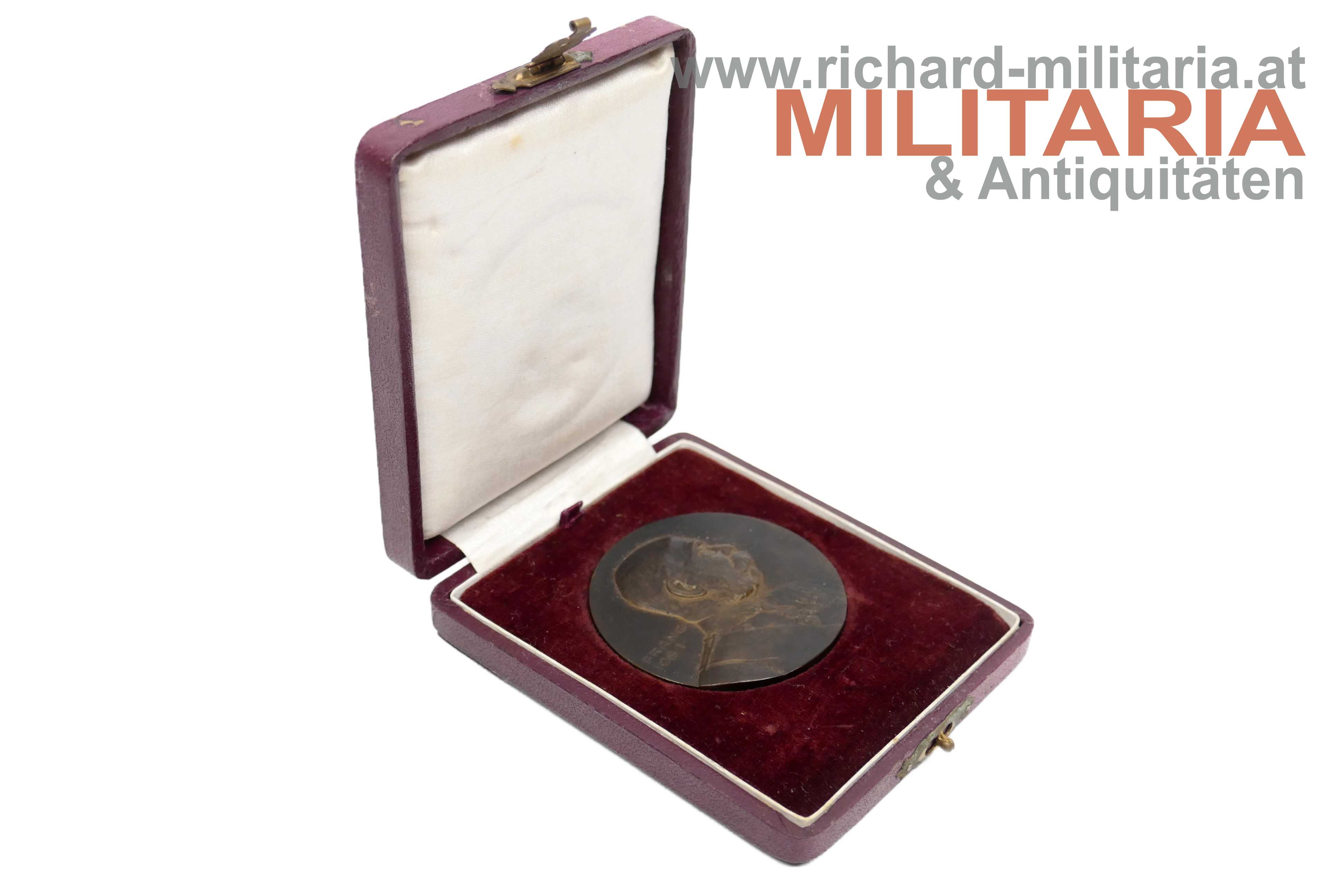 Kriegserinnerungsmedaille aus erbeutetem Waffenmaterial mit Etui