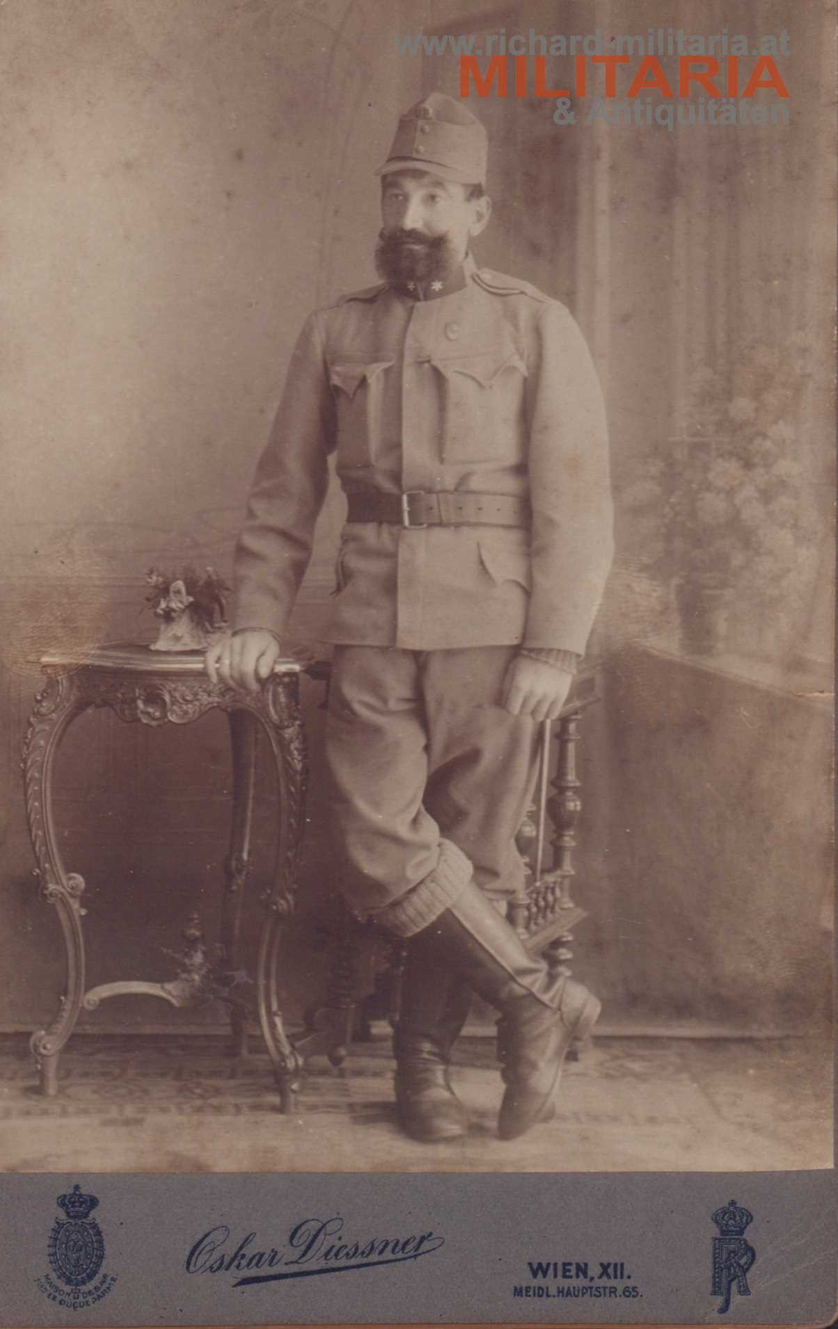 k.u.k Hartkartonfoto - Gefreiter in Felduniform mit Kappenabzeichen auf der Brust