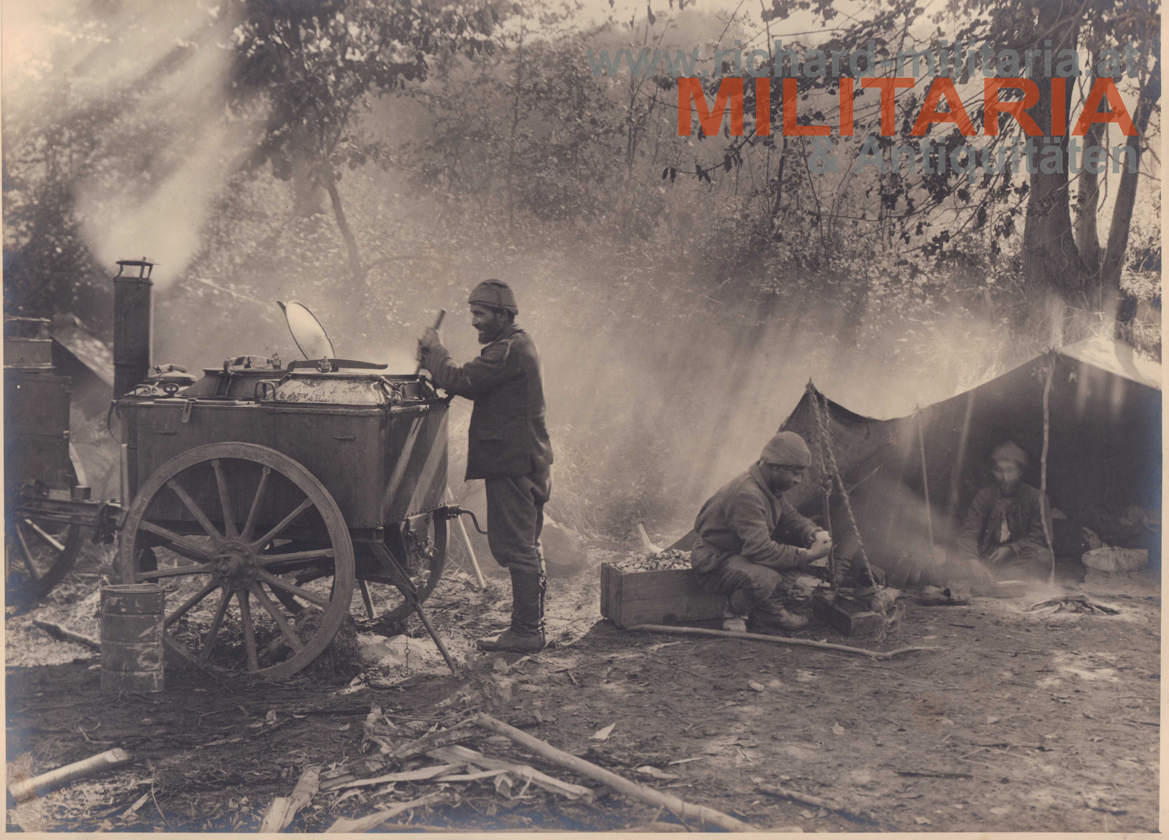 k.u.k Foto- Soldaten beim Essen mit Essenwagen "Korps Hoffmann"