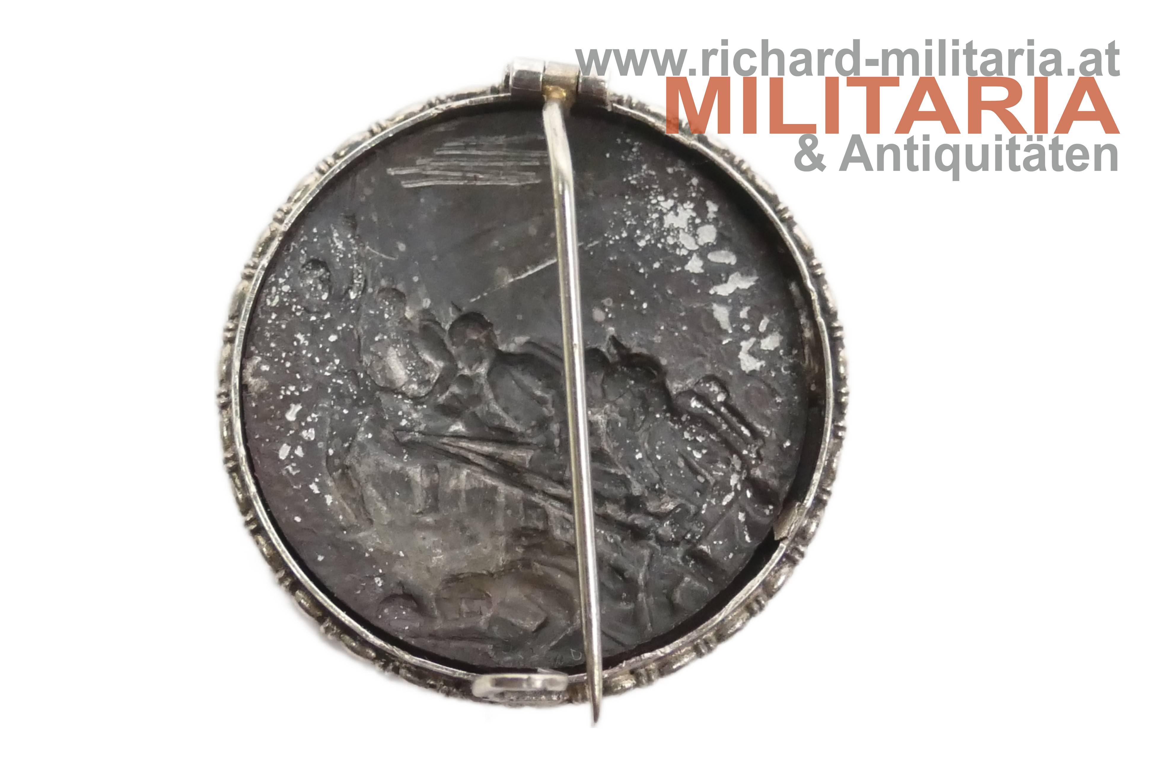 patriotisches Abzeichen - stürmende deutsche Soldaten - in Silberbrosche