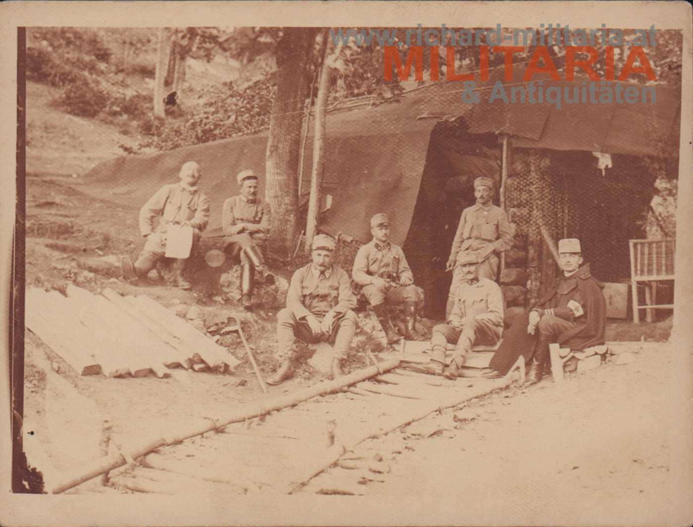 k.u.k. Foto - Feldkurat mit Soldaten vor Lager