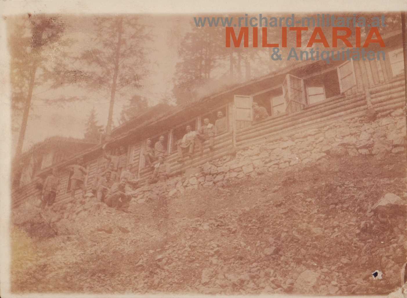 k.u.k Foto - Soldaten bei Hütte im Wald "Mont R. 1450 m"