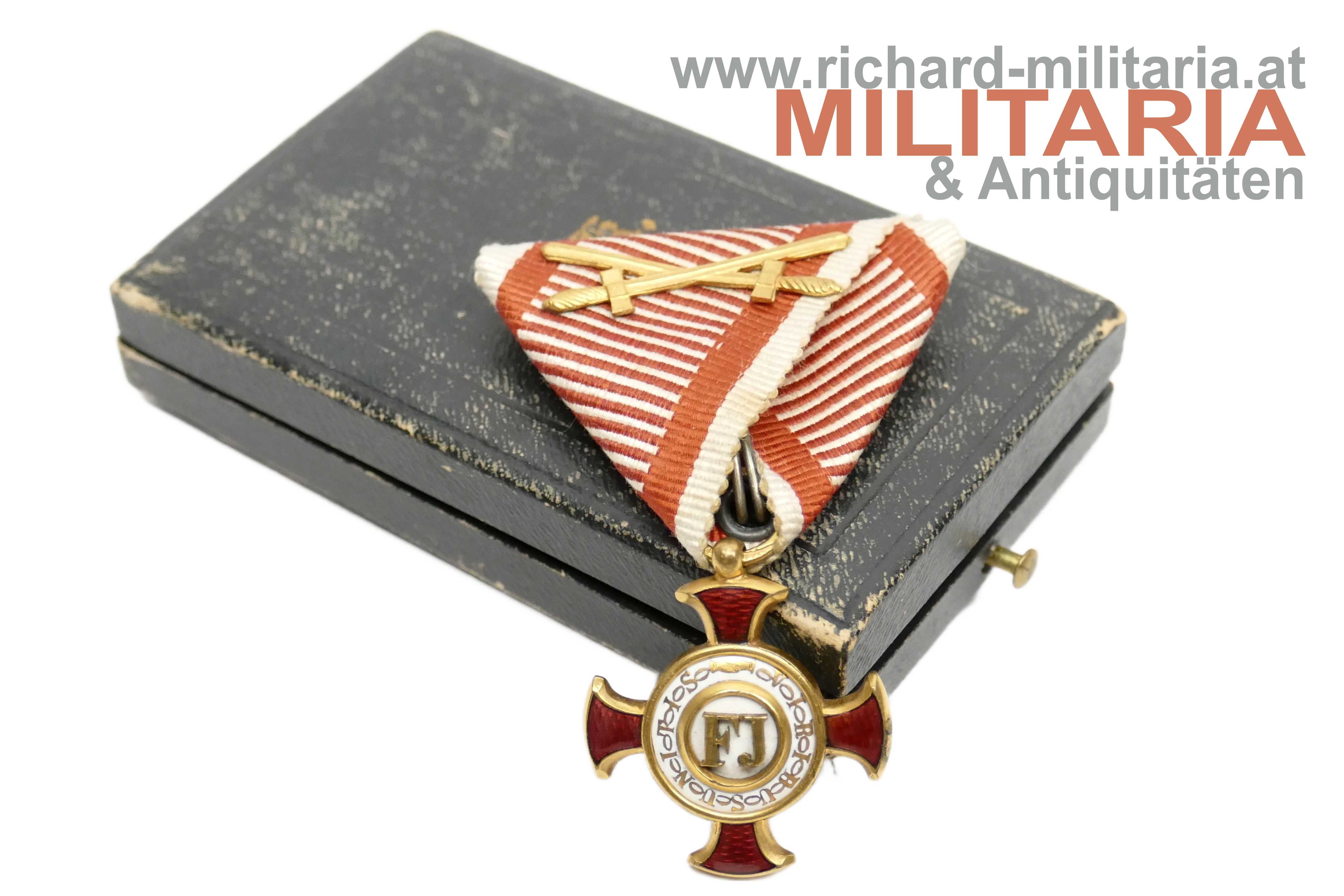 k.u.k. Goldenes Verdienstkreuz mit Schwertern im Etui - V. Mayer