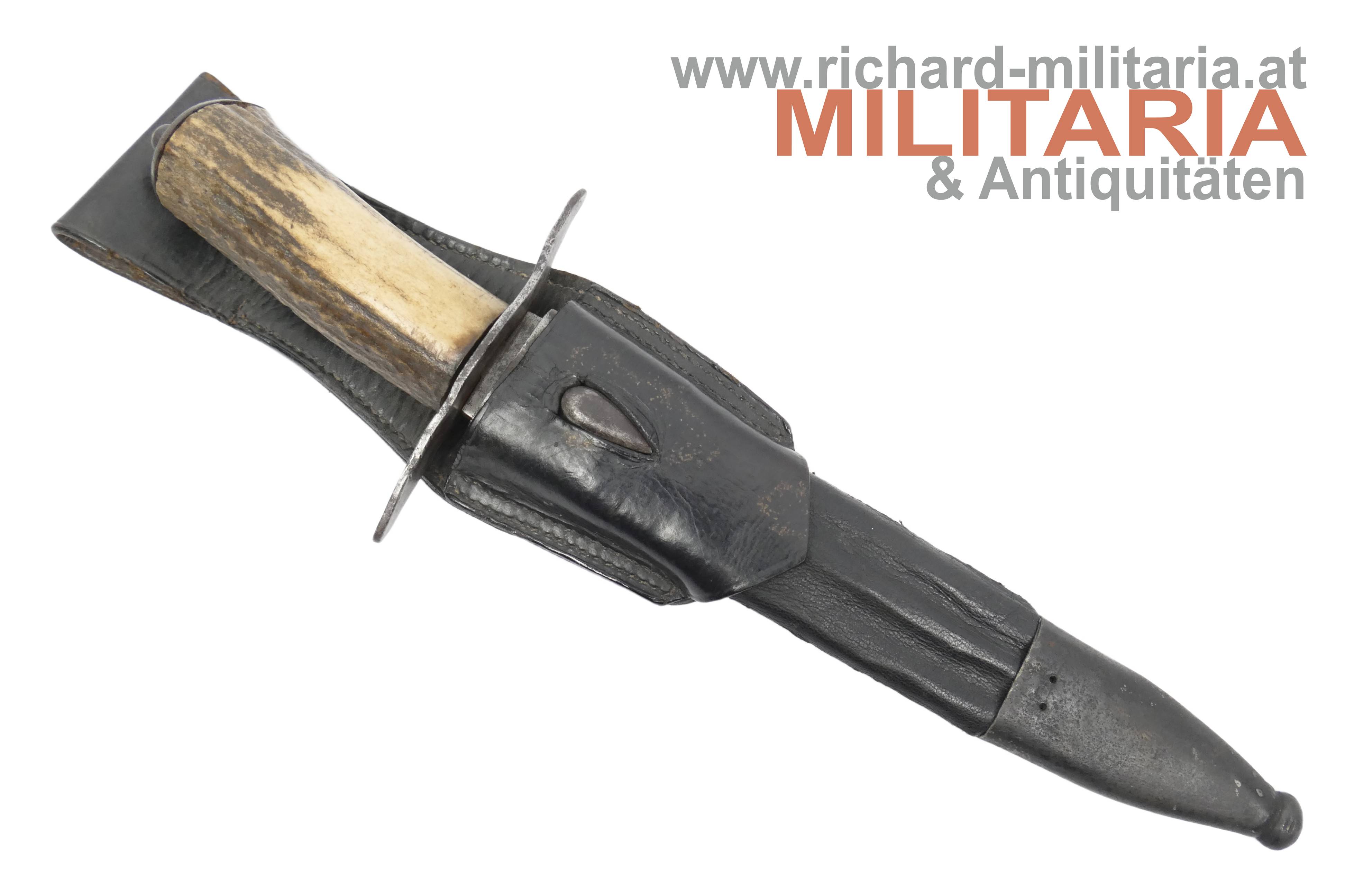 Kampfmesser mit Scheide und Koppelschuh