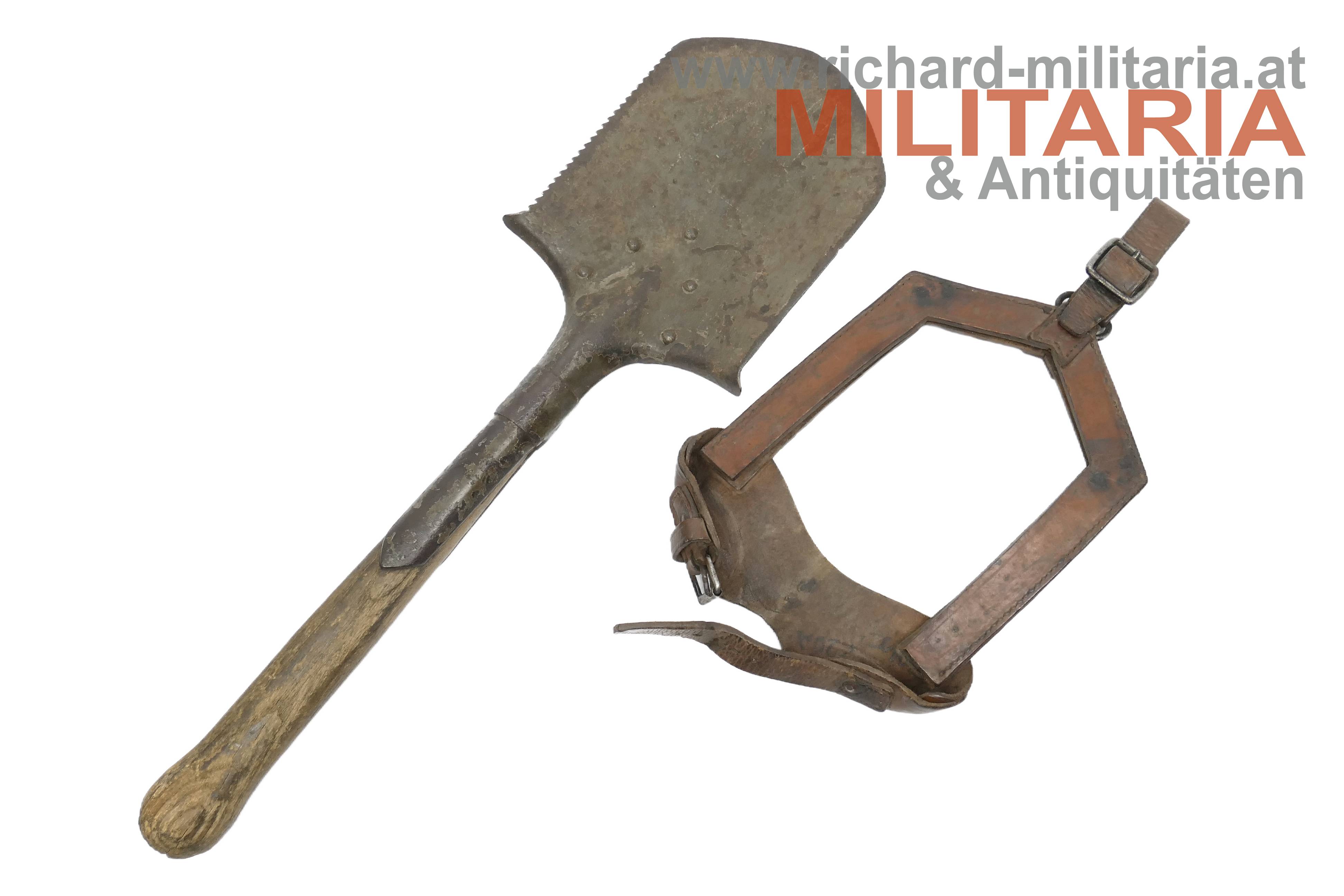 k.u.k. Feldspaten mit Sägezähnen und Lederfutteral