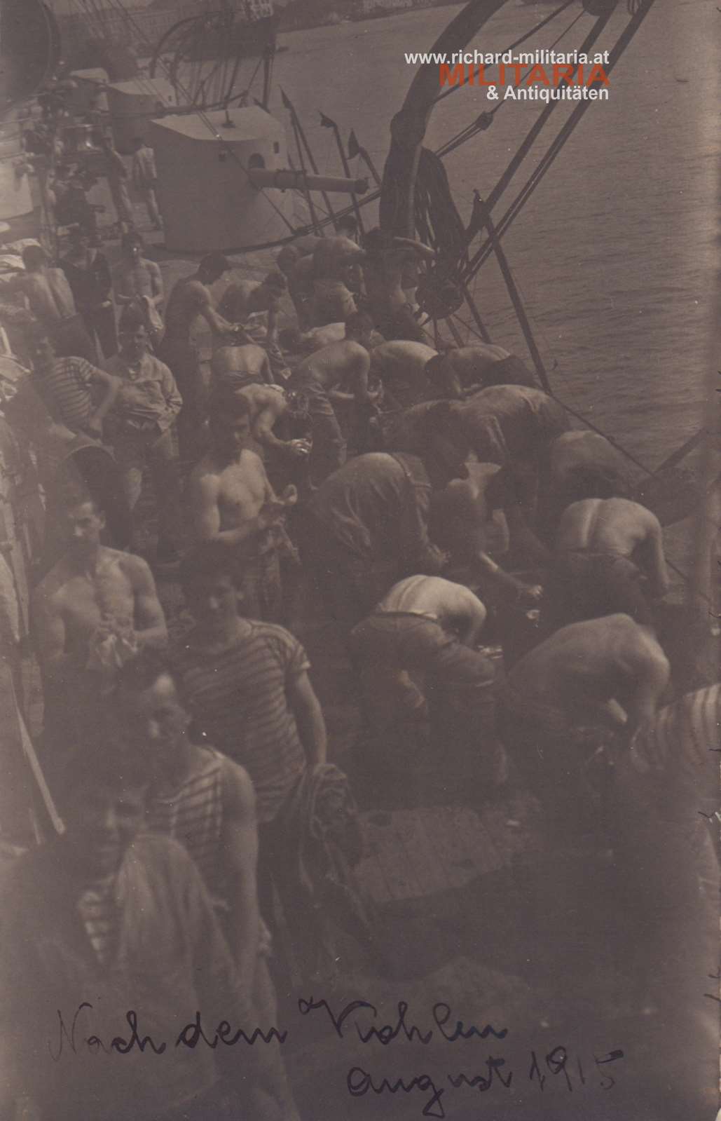 k.u.k. Foto - "Nach dem Kohlen" - Matrosen beim Waschen an Deck - August 1915