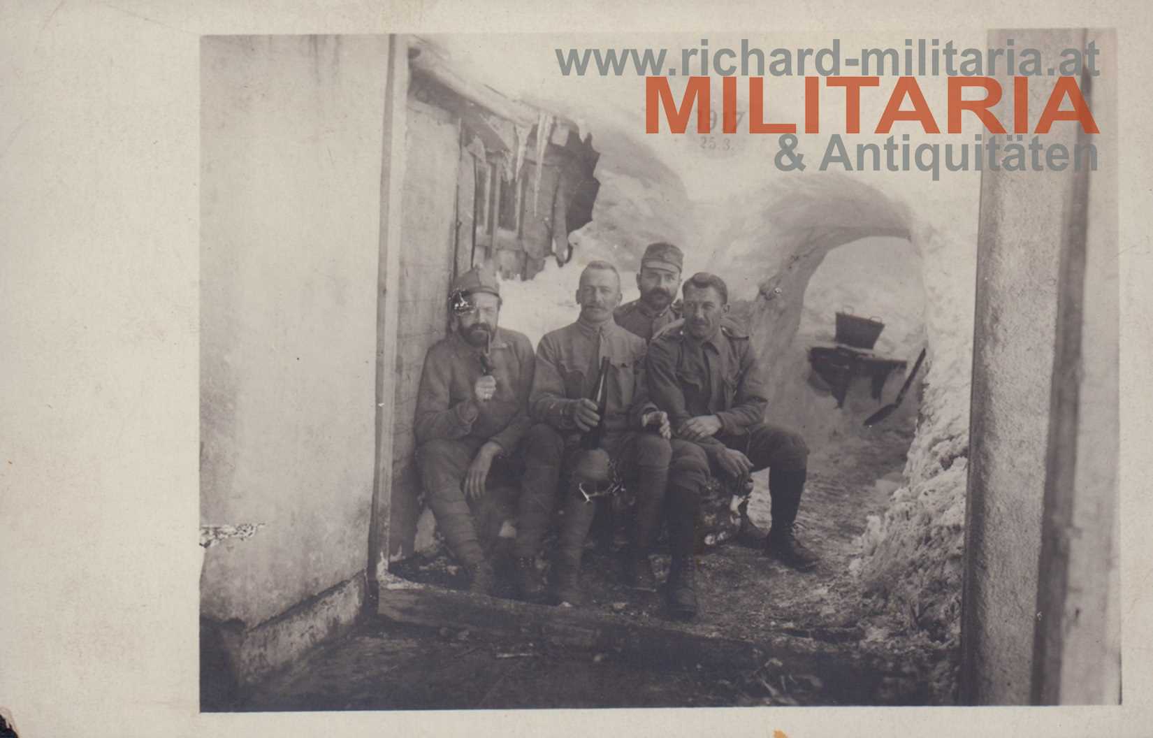 k.u.k. Foto - Soldaten vor Schneeunterstand 1917