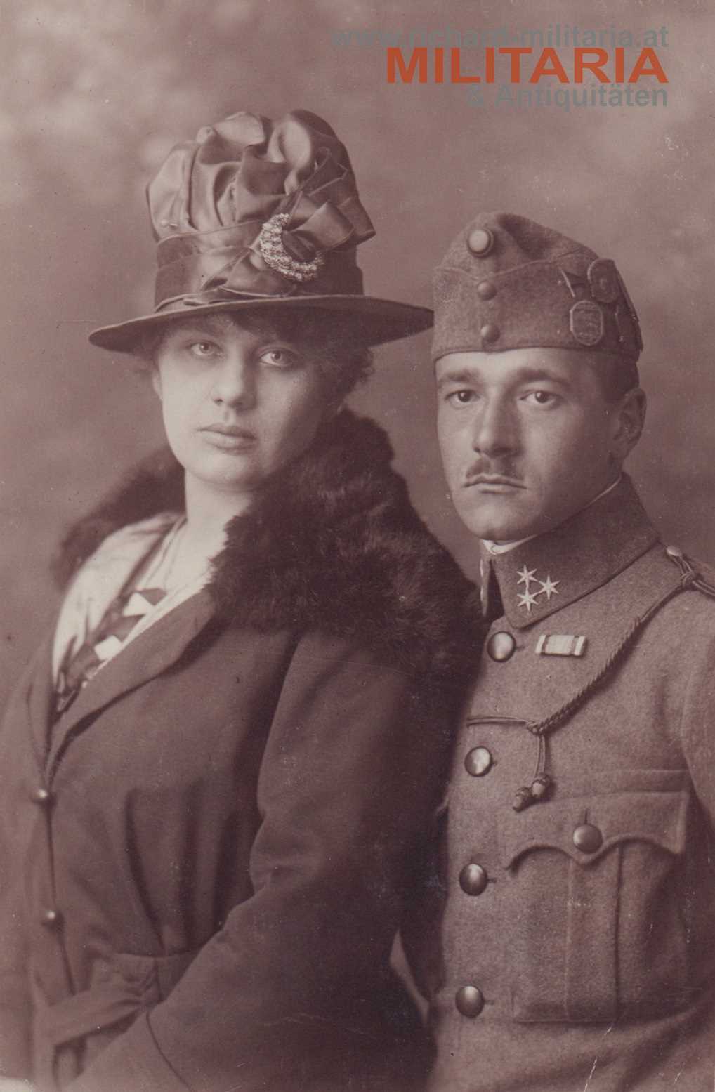 k.u.k. Foto - Zugsführer in Karlsbluse - Kappenabzeichen