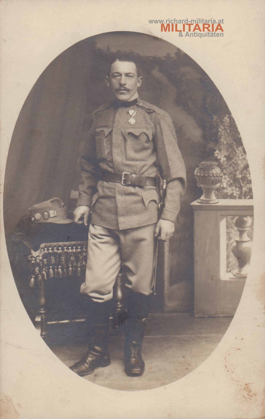 k.u.k. Foto Artillerist mit Kappenabzeichen / Werndl-Bajonett