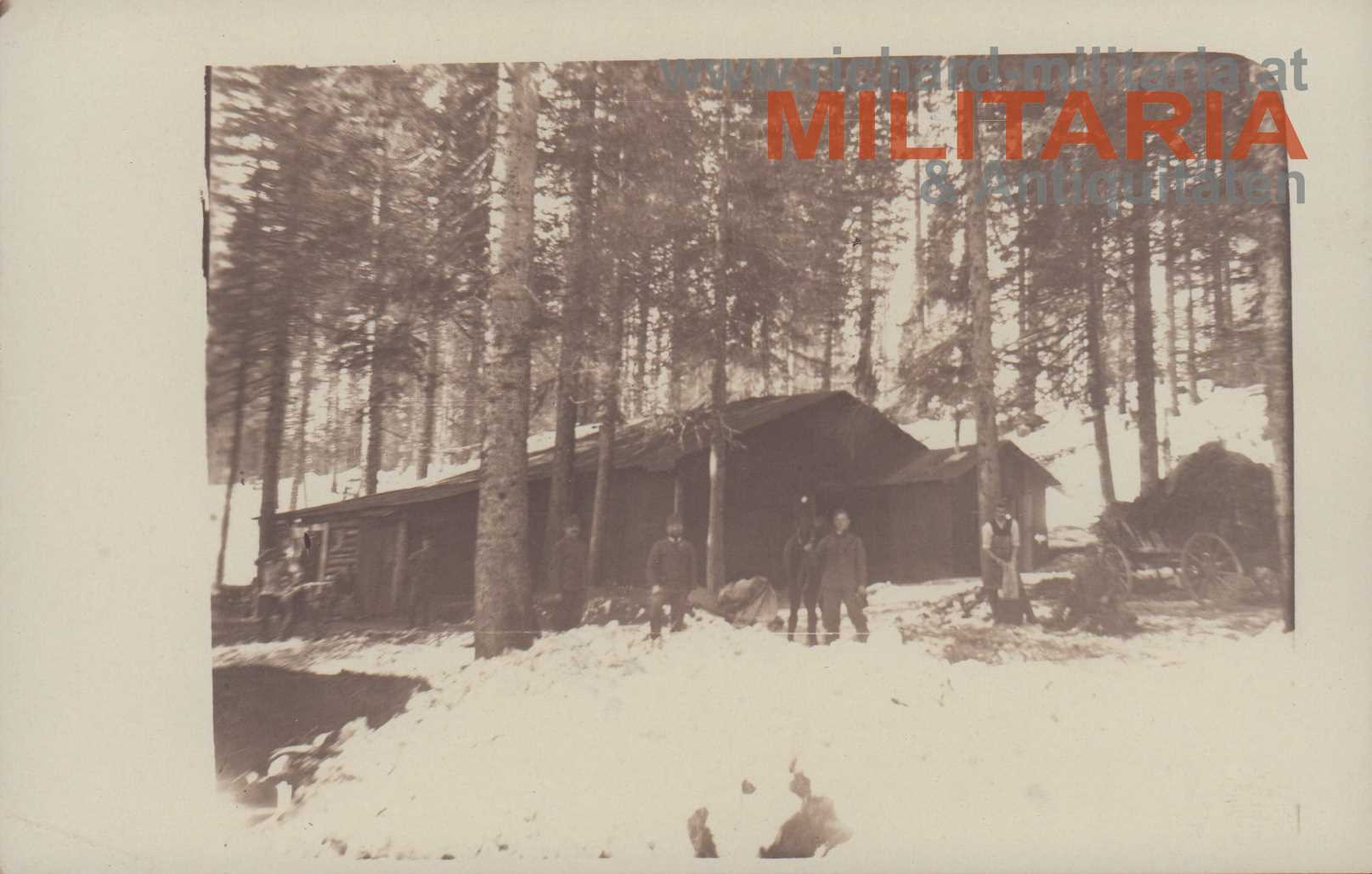 k.u.k. Foto - Soldaten im Hochgebirge vor eine Waldhütte